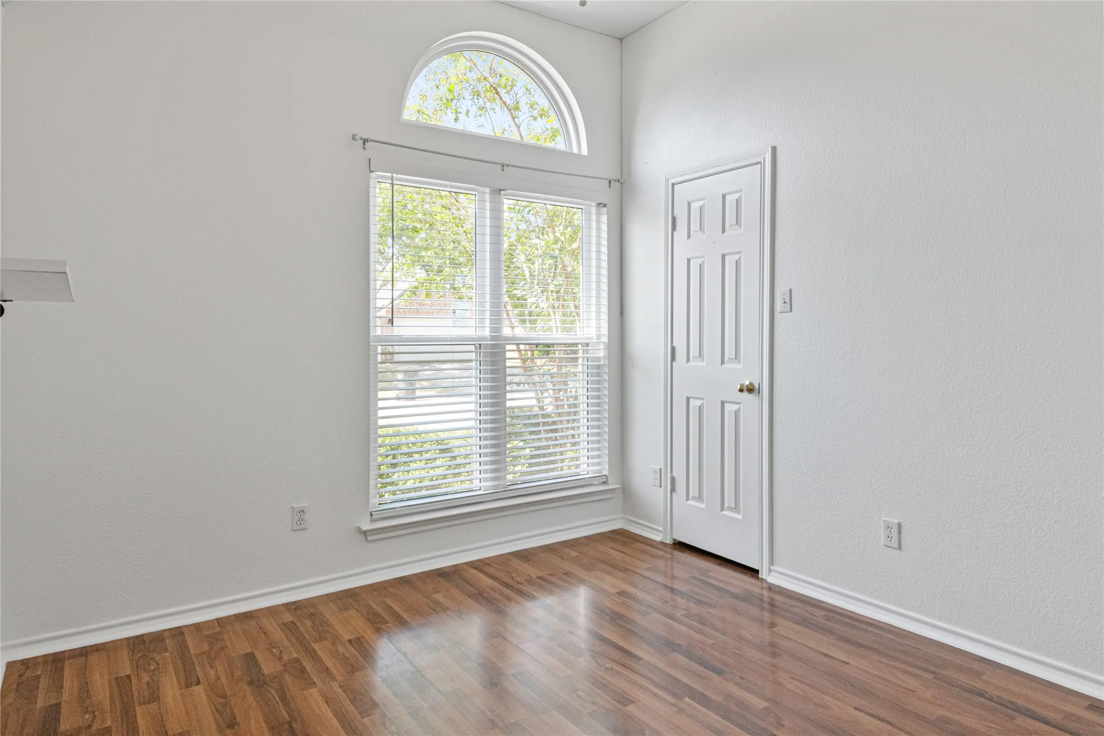 Single Family Residence For Sale in Tarrant County , 1327 Pegasus Drive, Arlington, Texas 76013, 4 Bedroom, 2 Bathroom, 2 Garage spaces, 1,879 Sqft, built in 1998, mls#21372886, Real Estate Agent in Arlington, Homes For Sale in Tarrant county, Homes For Sale in Arlington, Realtor in Arlington Texas, Real Estate Brokerage Independent Realty Texas, Luminita Cordes Realtor