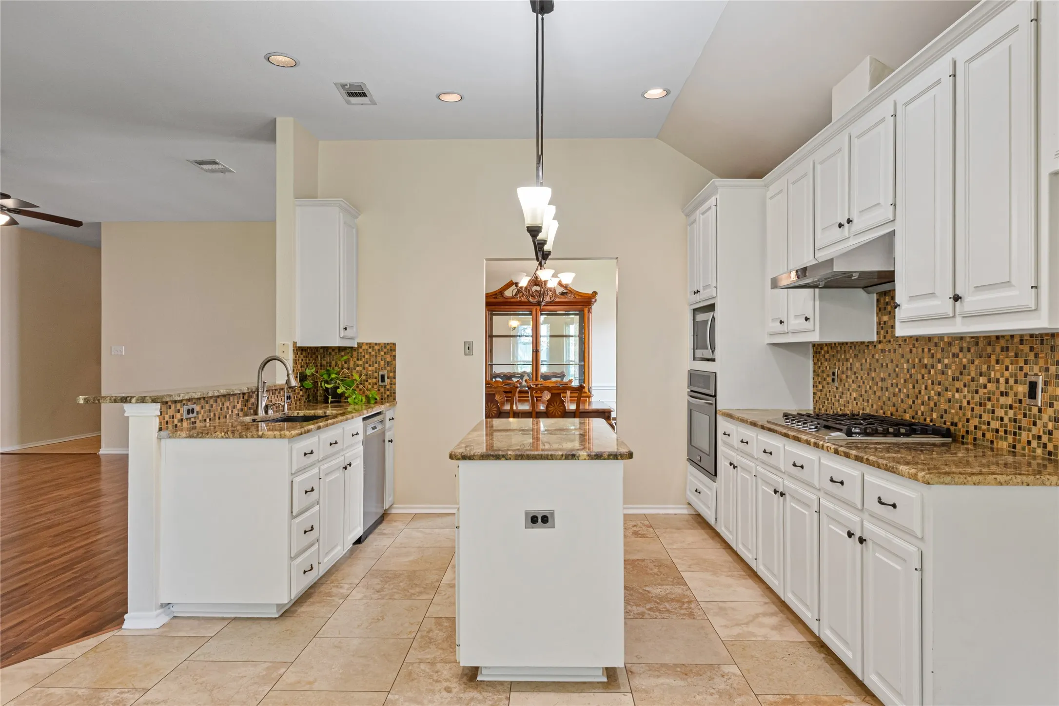 Single Family Residence For Sale in Tarrant County , 1327 Pegasus Drive, Arlington, Texas 76013, 4 Bedroom, 2 Bathroom, 2 Garage spaces, 1,879 Sqft, built in 1998, mls#21372886, Real Estate Agent in Arlington, Homes For Sale in Tarrant county, Homes For Sale in Arlington, Realtor in Arlington Texas, Real Estate Brokerage Independent Realty Texas, Luminita Cordes Realtor