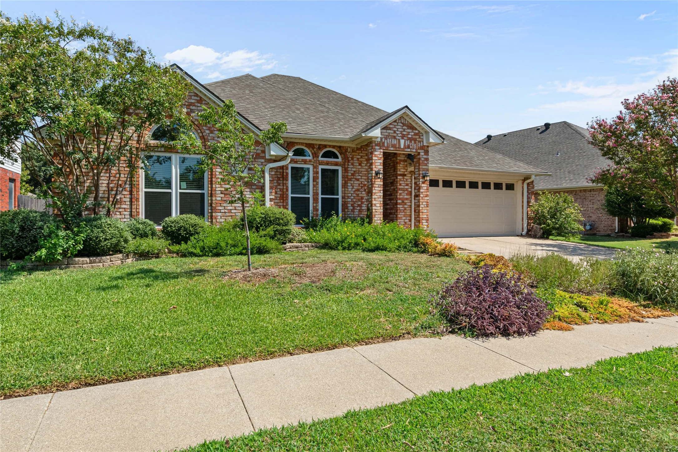 Single Family Residence For Sale in Tarrant County , 1327 Pegasus Drive, Arlington, Texas 76013, 4 Bedroom, 2 Bathroom, 2 Garage spaces, 1,879 Sqft, built in 1998, mls#21372886, Real Estate Agent in Arlington, Homes For Sale in Tarrant county, Homes For Sale in Arlington, Realtor in Arlington Texas, Real Estate Brokerage Independent Realty Texas, Luminita Cordes Realtor