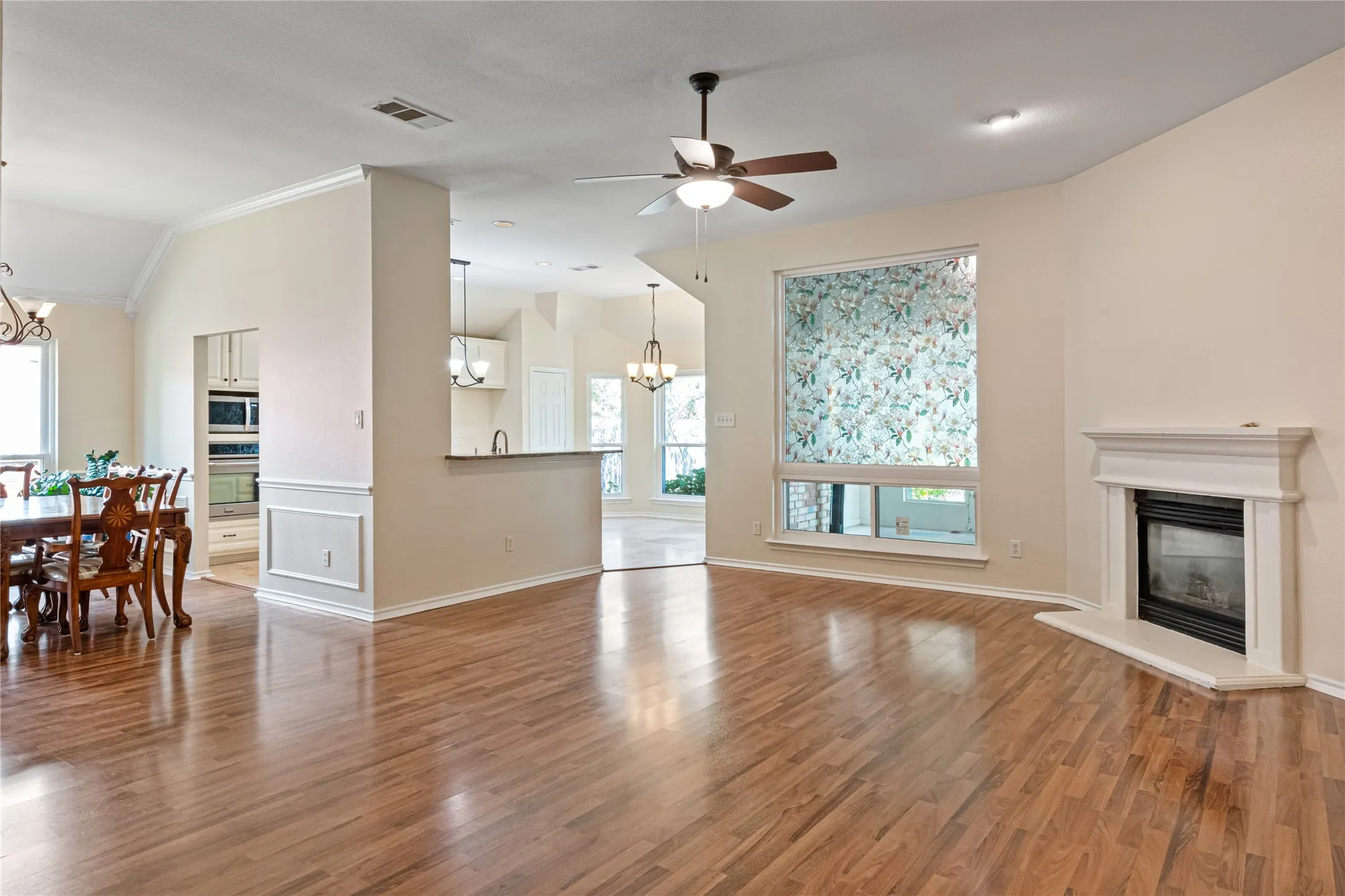 Single Family Residence For Sale in Tarrant County , 1327 Pegasus Drive, Arlington, Texas 76013, 4 Bedroom, 2 Bathroom, 2 Garage spaces, 1,879 Sqft, built in 1998, mls#21372886, Real Estate Agent in Arlington, Homes For Sale in Tarrant county, Homes For Sale in Arlington, Realtor in Arlington Texas, Real Estate Brokerage Independent Realty Texas, Luminita Cordes Realtor