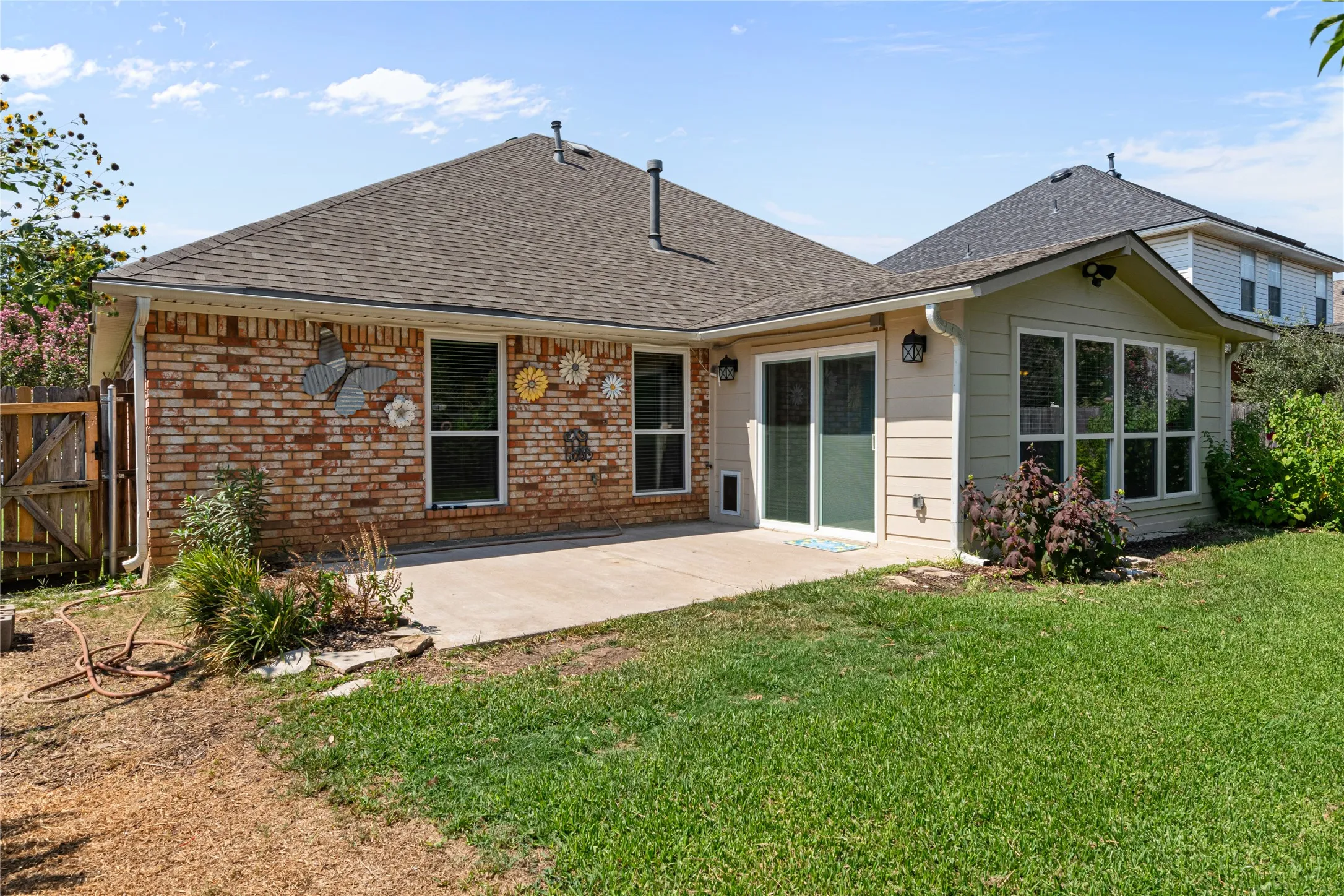 Single Family Residence For Sale in Tarrant County , 1327 Pegasus Drive, Arlington, Texas 76013, 4 Bedroom, 2 Bathroom, 2 Garage spaces, 1,879 Sqft, built in 1998, mls#21372886, Real Estate Agent in Arlington, Homes For Sale in Tarrant county, Homes For Sale in Arlington, Realtor in Arlington Texas, Real Estate Brokerage Independent Realty Texas, Luminita Cordes Realtor