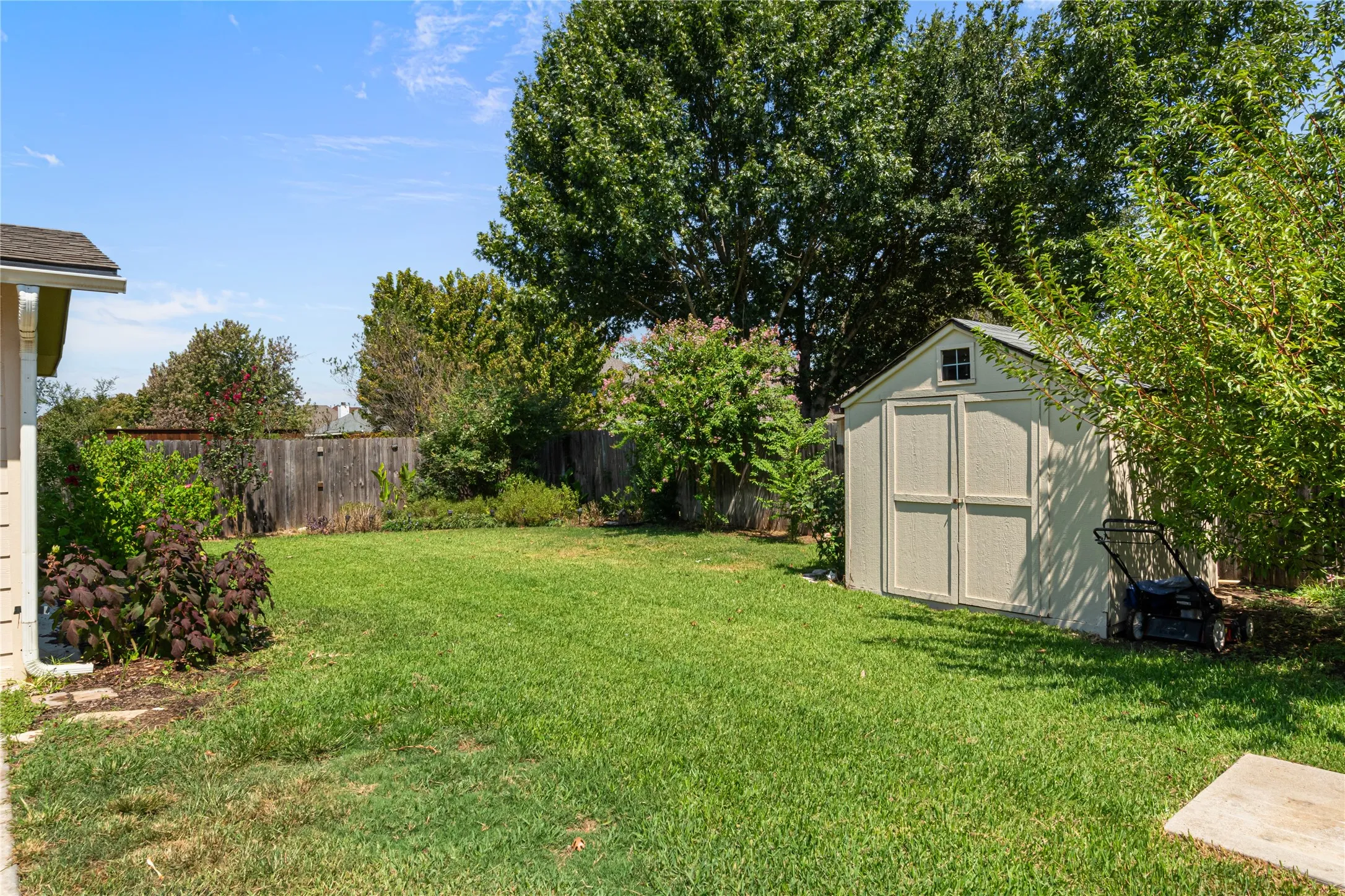 Single Family Residence For Sale in Tarrant County , 1327 Pegasus Drive, Arlington, Texas 76013, 4 Bedroom, 2 Bathroom, 2 Garage spaces, 1,879 Sqft, built in 1998, mls#21372886, Real Estate Agent in Arlington, Homes For Sale in Tarrant county, Homes For Sale in Arlington, Realtor in Arlington Texas, Real Estate Brokerage Independent Realty Texas, Luminita Cordes Realtor