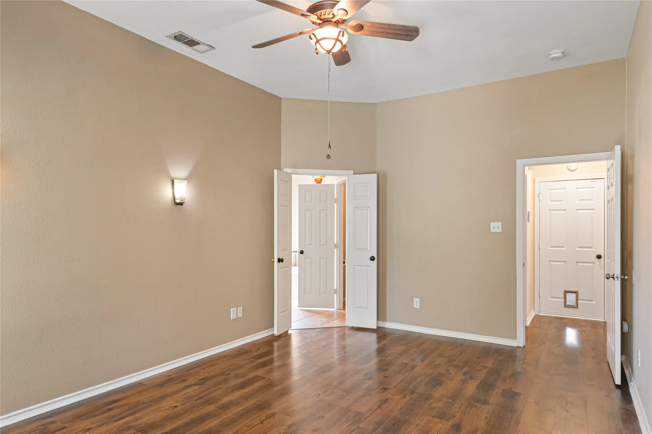 Single Family Residence For Sale in Tarrant County , 1327 Pegasus Drive, Arlington, Texas 76013, 4 Bedroom, 2 Bathroom, 2 Garage spaces, 1,879 Sqft, built in 1998, mls#21372886, Real Estate Agent in Arlington, Homes For Sale in Tarrant county, Homes For Sale in Arlington, Realtor in Arlington Texas, Real Estate Brokerage Independent Realty Texas, Luminita Cordes Realtor