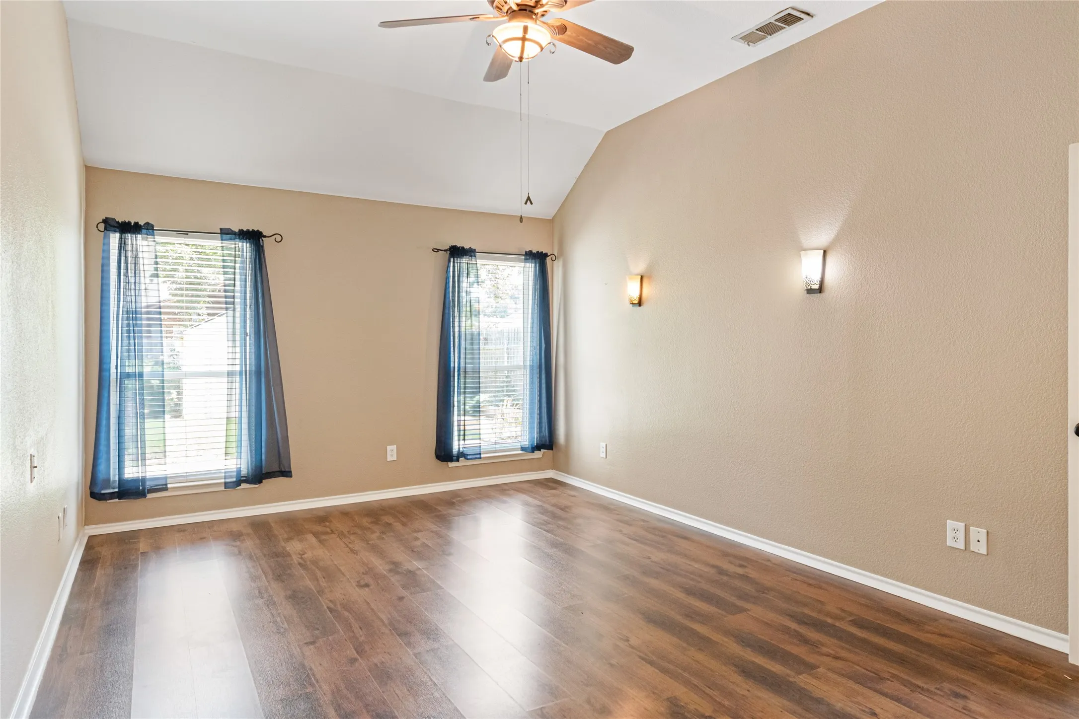 Single Family Residence For Sale in Tarrant County , 1327 Pegasus Drive, Arlington, Texas 76013, 4 Bedroom, 2 Bathroom, 2 Garage spaces, 1,879 Sqft, built in 1998, mls#21372886, Real Estate Agent in Arlington, Homes For Sale in Tarrant county, Homes For Sale in Arlington, Realtor in Arlington Texas, Real Estate Brokerage Independent Realty Texas, Luminita Cordes Realtor