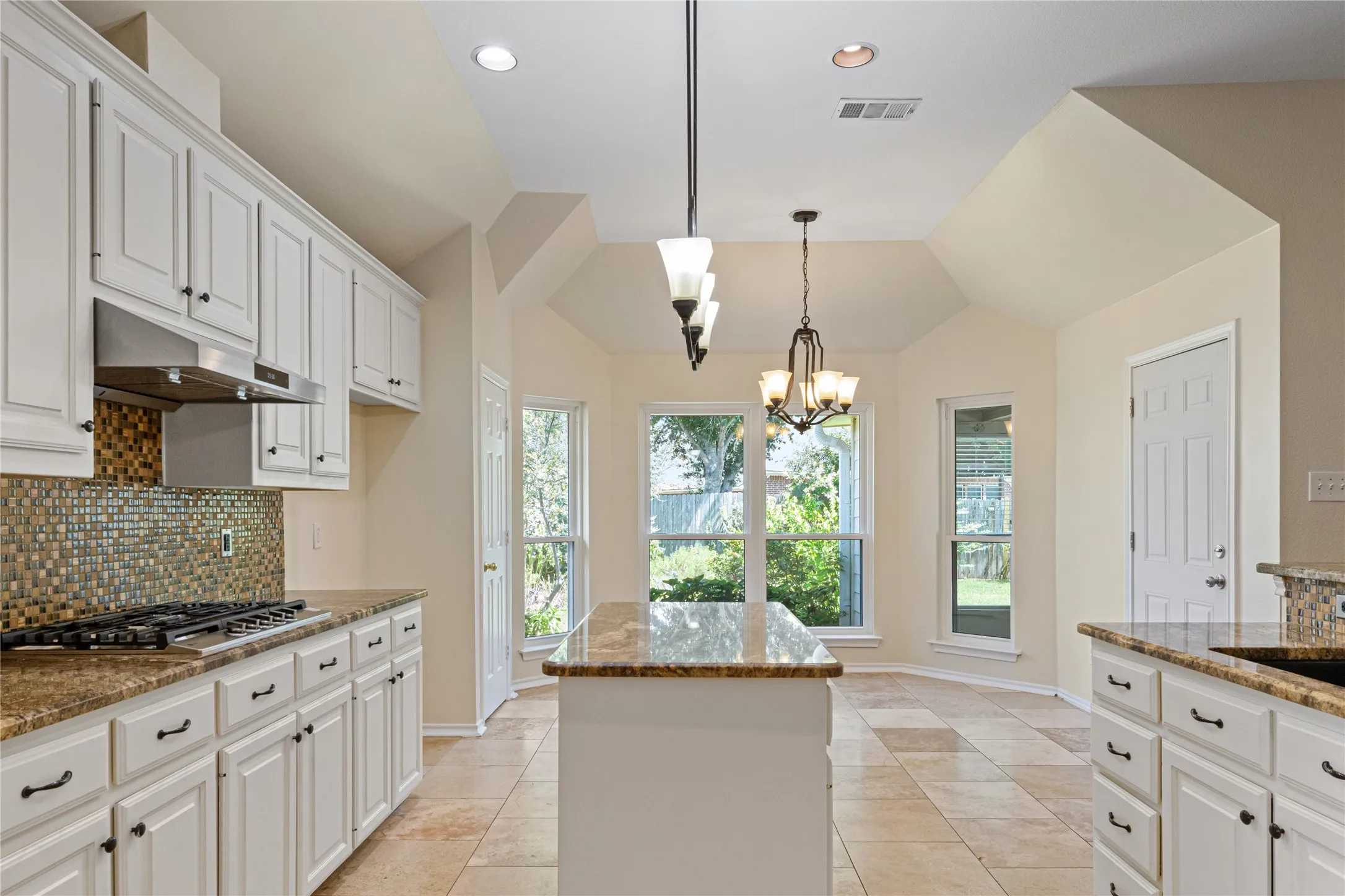 Single Family Residence For Sale in Tarrant County , 1327 Pegasus Drive, Arlington, Texas 76013, 4 Bedroom, 2 Bathroom, 2 Garage spaces, 1,879 Sqft, built in 1998, mls#21372886, Real Estate Agent in Arlington, Homes For Sale in Tarrant county, Homes For Sale in Arlington, Realtor in Arlington Texas, Real Estate Brokerage Independent Realty Texas, Luminita Cordes Realtor