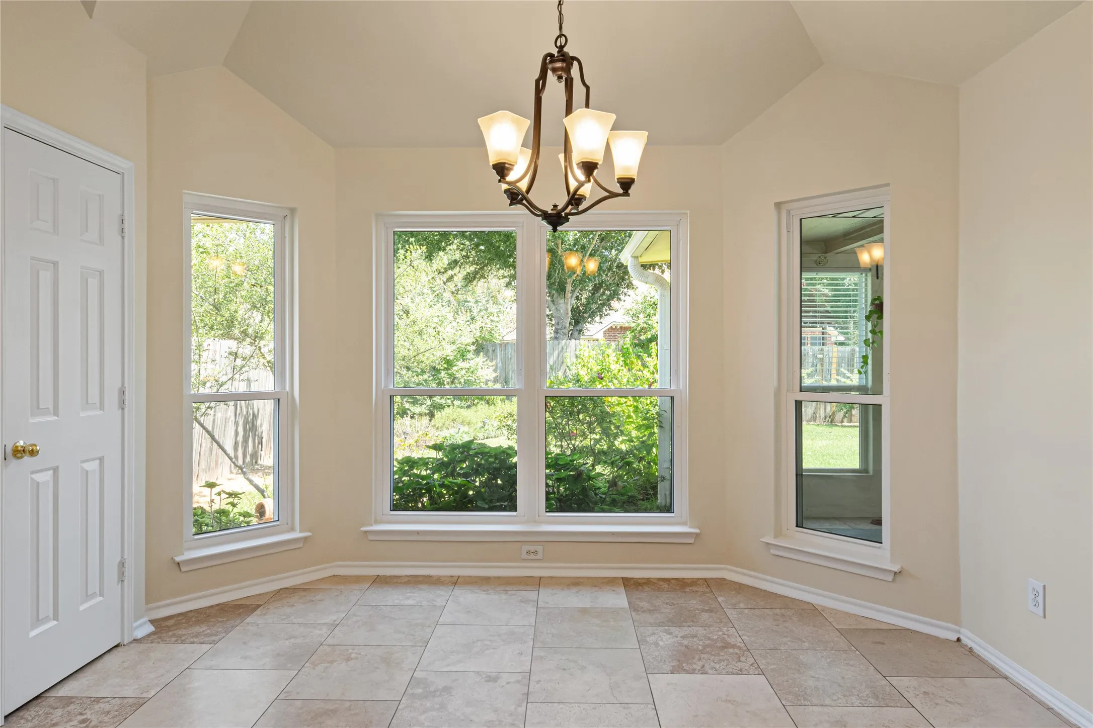 Single Family Residence For Sale in Tarrant County , 1327 Pegasus Drive, Arlington, Texas 76013, 4 Bedroom, 2 Bathroom, 2 Garage spaces, 1,879 Sqft, built in 1998, mls#21372886, Real Estate Agent in Arlington, Homes For Sale in Tarrant county, Homes For Sale in Arlington, Realtor in Arlington Texas, Real Estate Brokerage Independent Realty Texas, Luminita Cordes Realtor