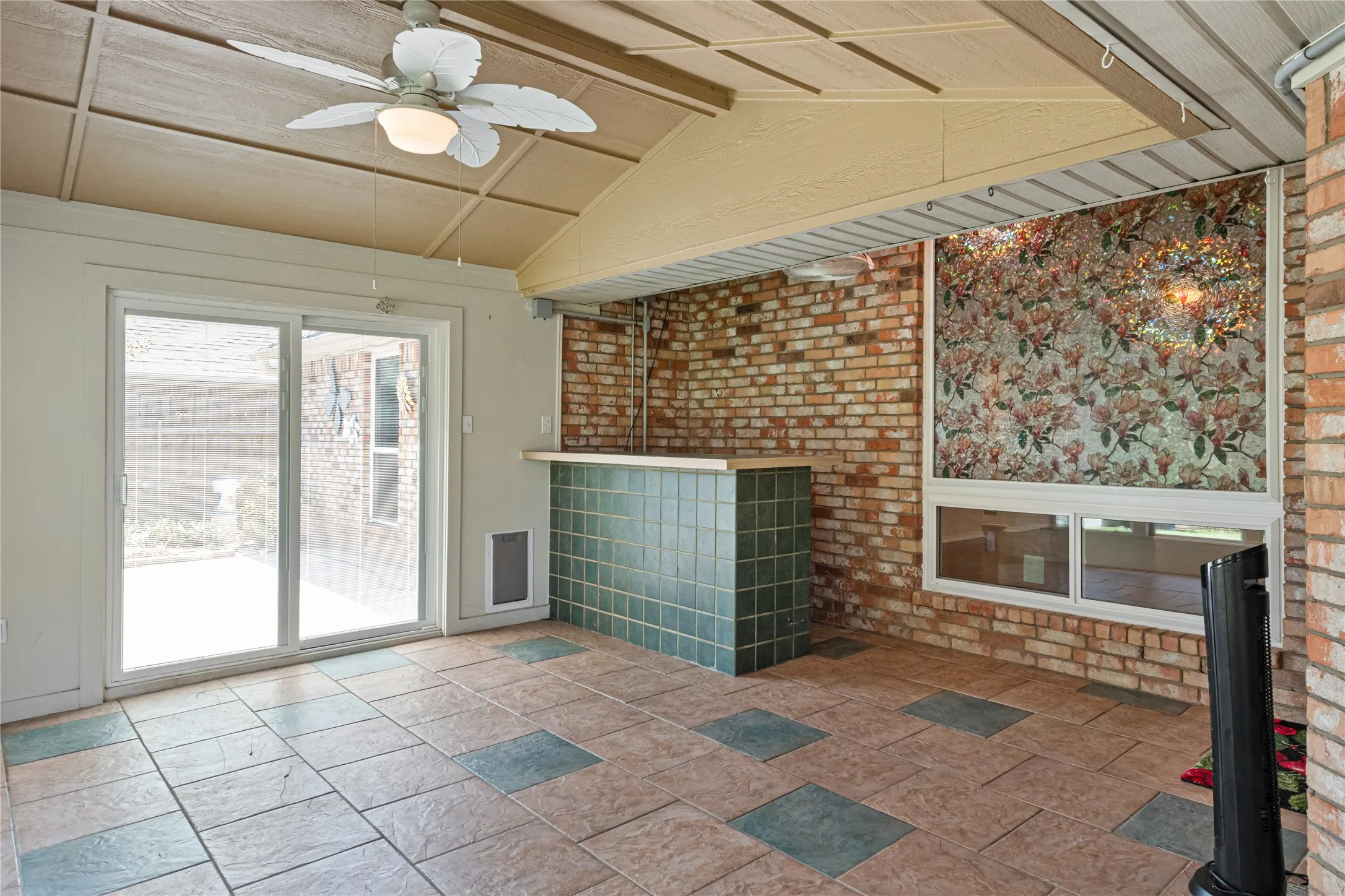 Single Family Residence For Sale in Tarrant County , 1327 Pegasus Drive, Arlington, Texas 76013, 4 Bedroom, 2 Bathroom, 2 Garage spaces, 1,879 Sqft, built in 1998, mls#21372886, Real Estate Agent in Arlington, Homes For Sale in Tarrant county, Homes For Sale in Arlington, Realtor in Arlington Texas, Real Estate Brokerage Independent Realty Texas, Luminita Cordes Realtor