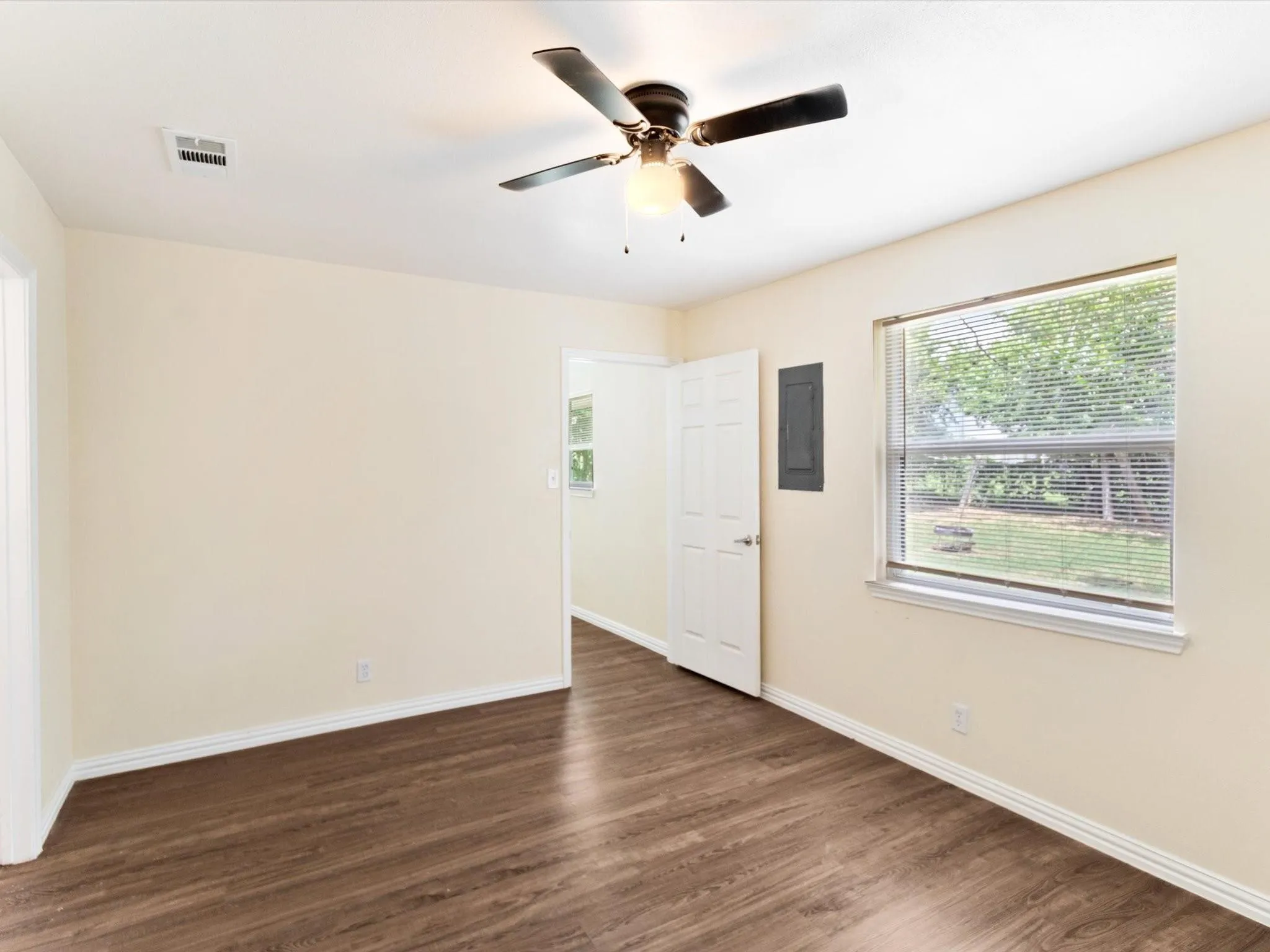 Single Family Residence For Rent in Tarrant County , 4901 Richardson Street, Fort Worth, Texas 76119, 4 Bedroom, 2 Bathroom, Garage spaces, 1,744 Sqft, built in 1972, mls#21372879, Real Estate Agent in Fort Worth, Homes For Rent in Tarrant county, Homes For Rent in Fort Worth, Realtor in Fort Worth Texas, Real Estate Brokerage Independent Realty Texas, Luminita Cordes Realtor