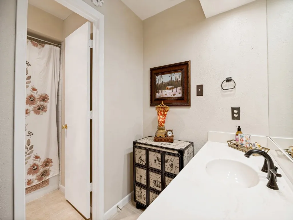 Single Family Residence For Sale in Collin County , 3801 Graphic Place, Plano, Texas 75075, 3 Bedroom, 3 Bathroom, 2 Garage spaces, 2,372 Sqft, built in 1981, mls#21372815, Real Estate Agent in Plano, Homes For Sale in Collin county, Homes For Sale in Plano, Realtor in Plano Texas, Real Estate Brokerage Independent Realty Texas, Luminita Cordes Realtor