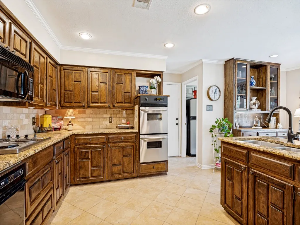 Single Family Residence For Sale in Collin County , 3801 Graphic Place, Plano, Texas 75075, 3 Bedroom, 3 Bathroom, 2 Garage spaces, 2,372 Sqft, built in 1981, mls#21372815, Real Estate Agent in Plano, Homes For Sale in Collin county, Homes For Sale in Plano, Realtor in Plano Texas, Real Estate Brokerage Independent Realty Texas, Luminita Cordes Realtor