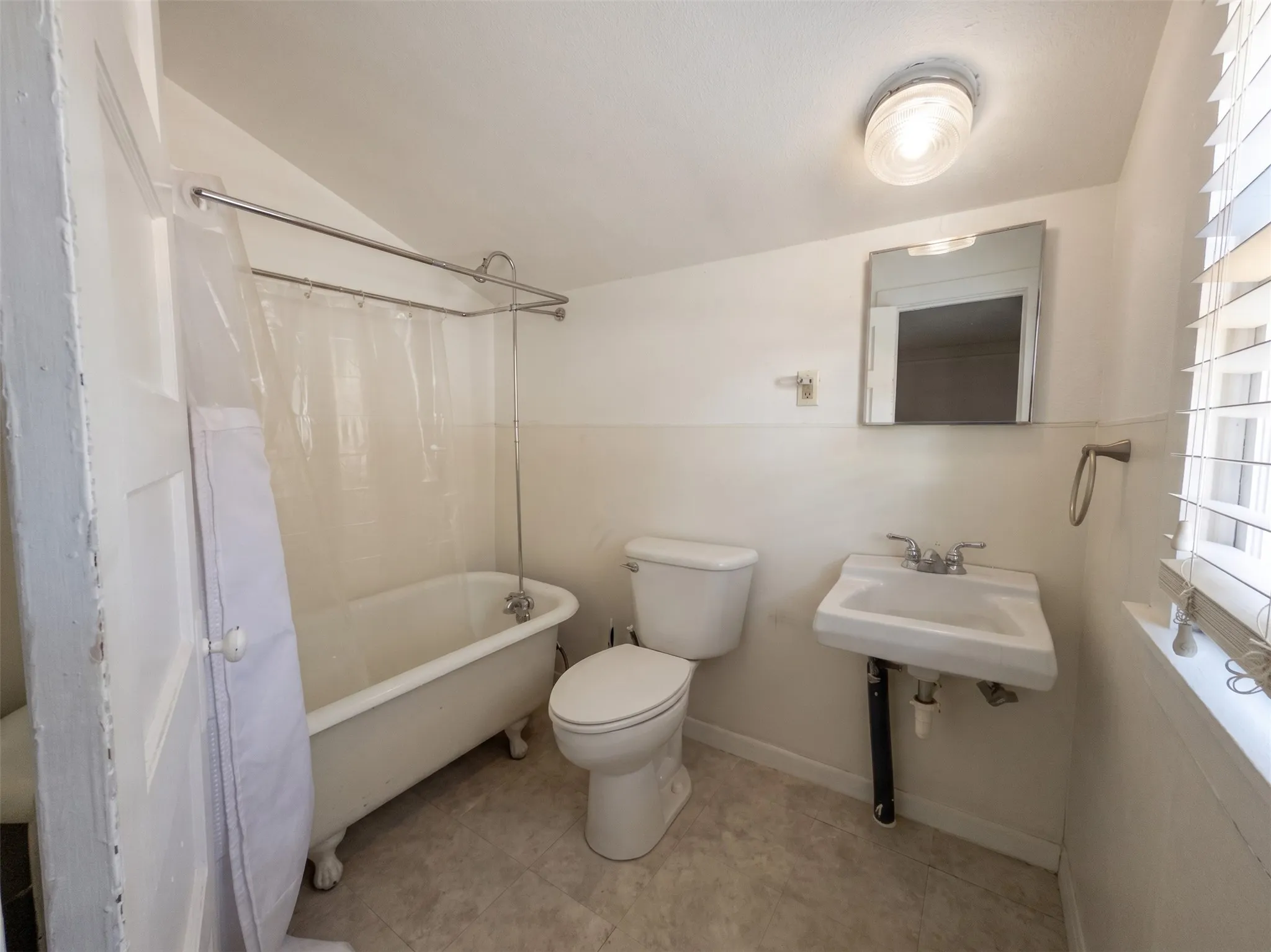 Single Family Residence For Sale in Tarrant County , 7613 Marys Creek Drive, Fort Worth, Texas 76116, 1 Bedroom, 1 Bathroom, Garage spaces, 720 Sqft, built in 1935, mls#21371261, Real Estate Agent in Fort Worth, Homes For Sale in Tarrant county, Homes For Sale in Fort Worth, Realtor in Fort Worth Texas, Real Estate Brokerage Independent Realty Texas, Luminita Cordes Realtor