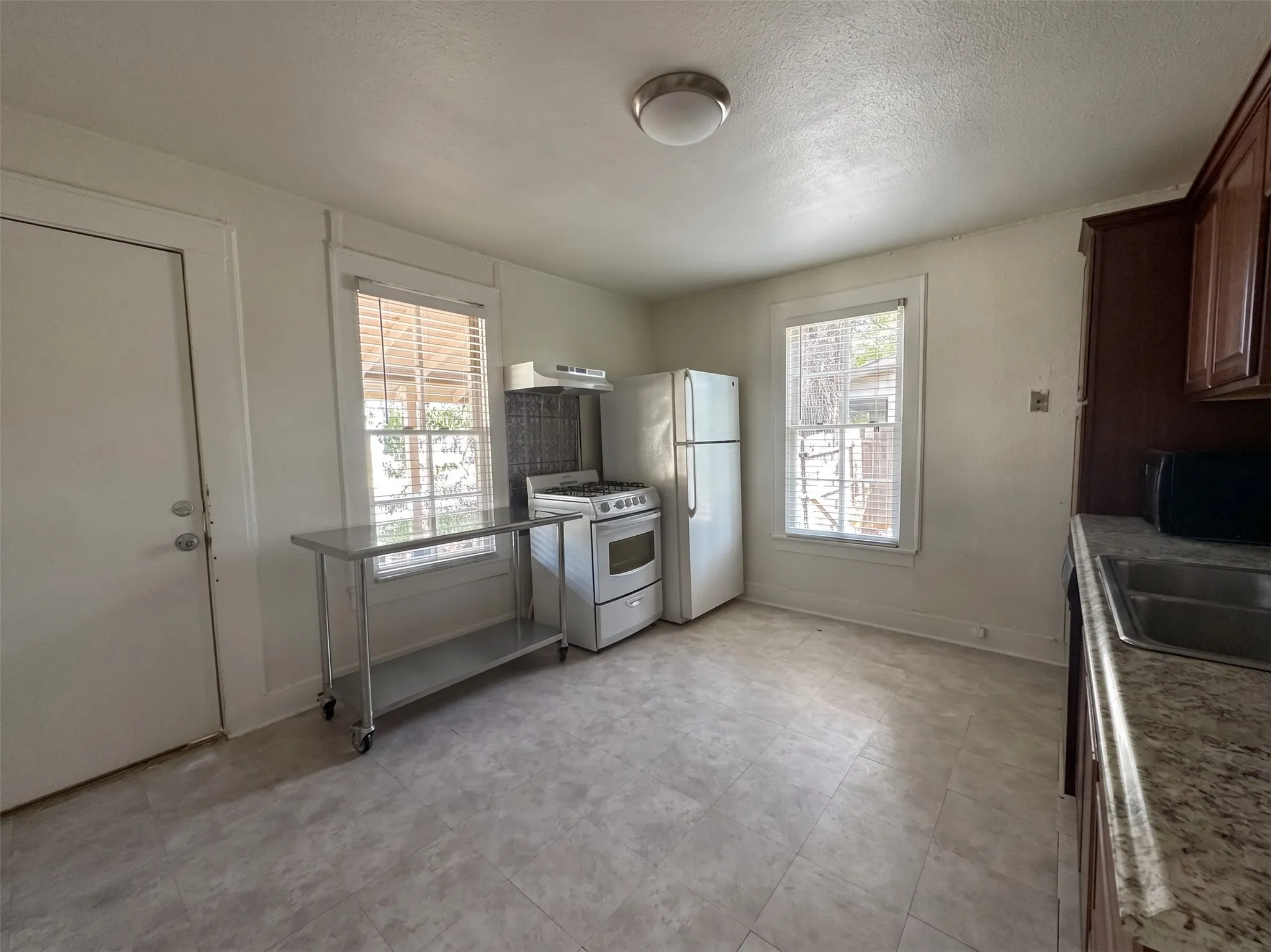 Single Family Residence For Sale in Tarrant County , 7613 Marys Creek Drive, Fort Worth, Texas 76116, 1 Bedroom, 1 Bathroom, Garage spaces, 720 Sqft, built in 1935, mls#21371261, Real Estate Agent in Fort Worth, Homes For Sale in Tarrant county, Homes For Sale in Fort Worth, Realtor in Fort Worth Texas, Real Estate Brokerage Independent Realty Texas, Luminita Cordes Realtor
