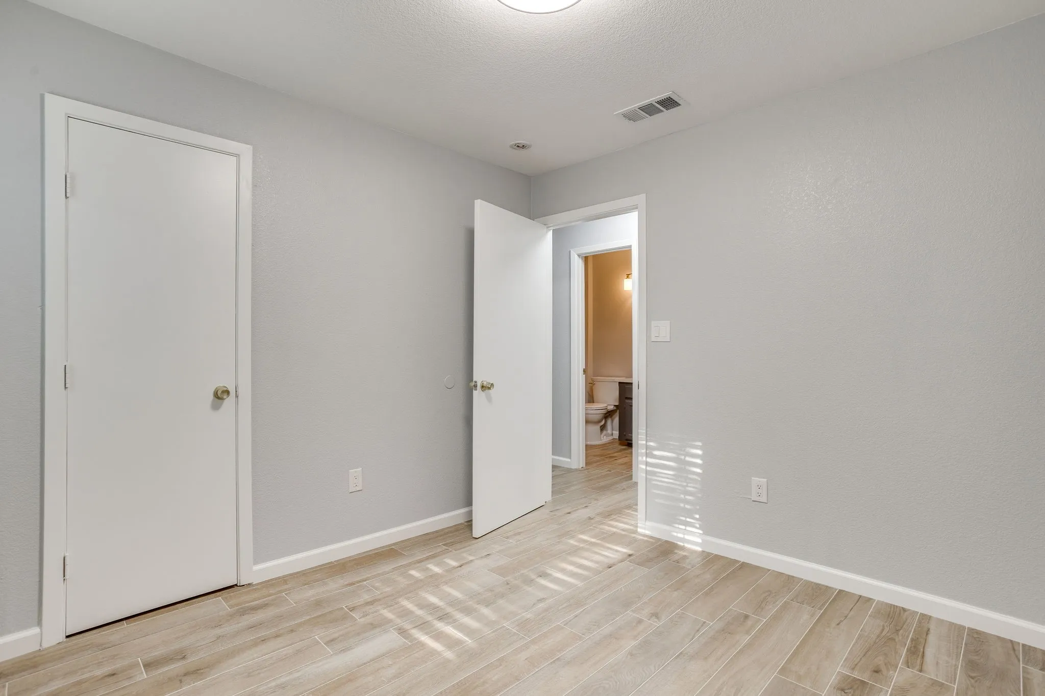 Duplex For Rent in Tarrant County , 2616 Bomar Avenue 2618, Fort Worth, Texas 76103, 3 Bedroom, 2 Bathroom, Garage spaces, 2,080 Sqft, built in 2004, mls#21371032, Real Estate Agent in Fort Worth, Homes For Rent in Tarrant county, Homes For Rent in Fort Worth, Realtor in Fort Worth Texas, Real Estate Brokerage Independent Realty Texas, Luminita Cordes Realtor