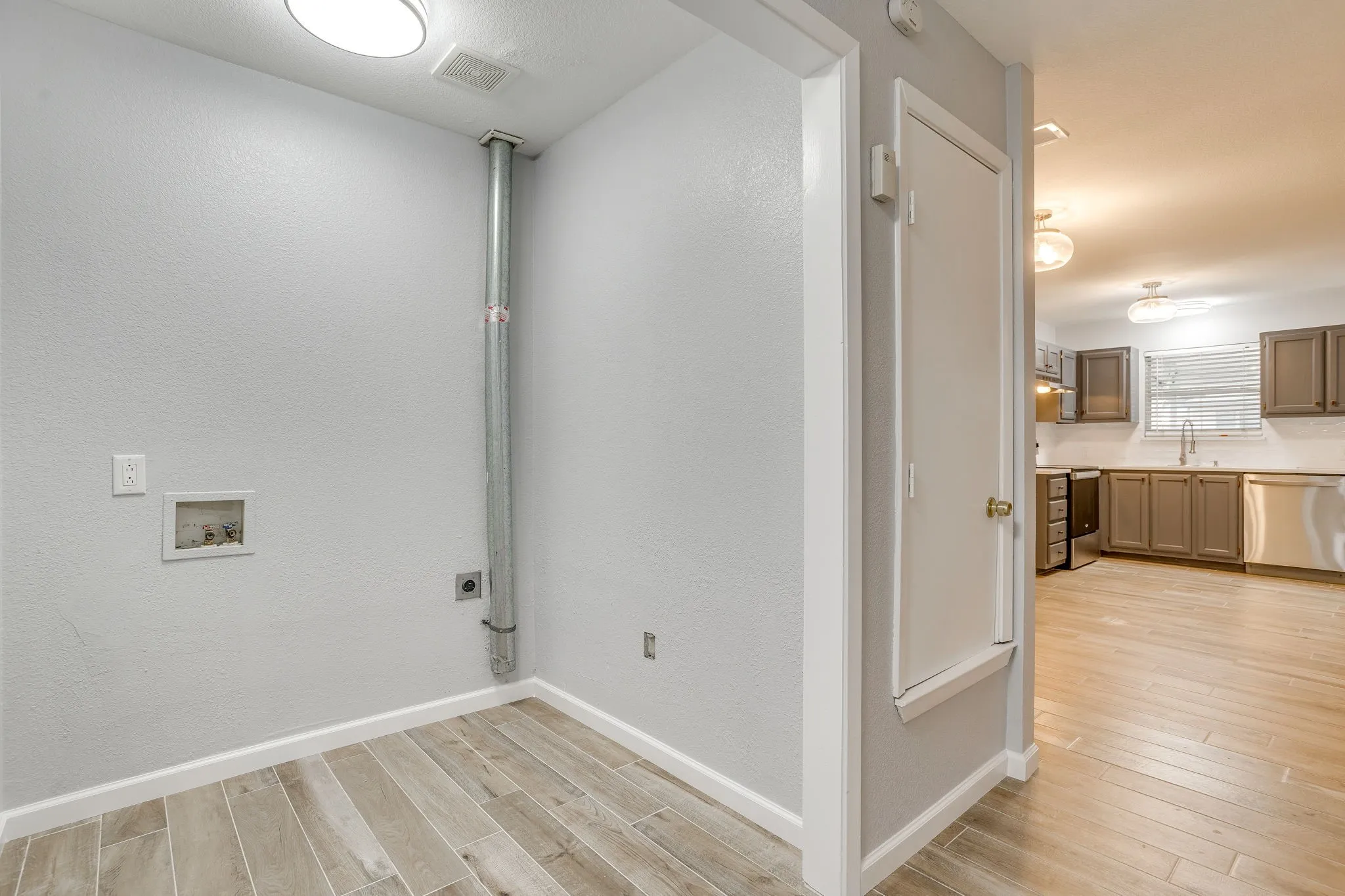 Duplex For Rent in Tarrant County , 2616 Bomar Avenue 2618, Fort Worth, Texas 76103, 3 Bedroom, 2 Bathroom, Garage spaces, 2,080 Sqft, built in 2004, mls#21371032, Real Estate Agent in Fort Worth, Homes For Rent in Tarrant county, Homes For Rent in Fort Worth, Realtor in Fort Worth Texas, Real Estate Brokerage Independent Realty Texas, Luminita Cordes Realtor