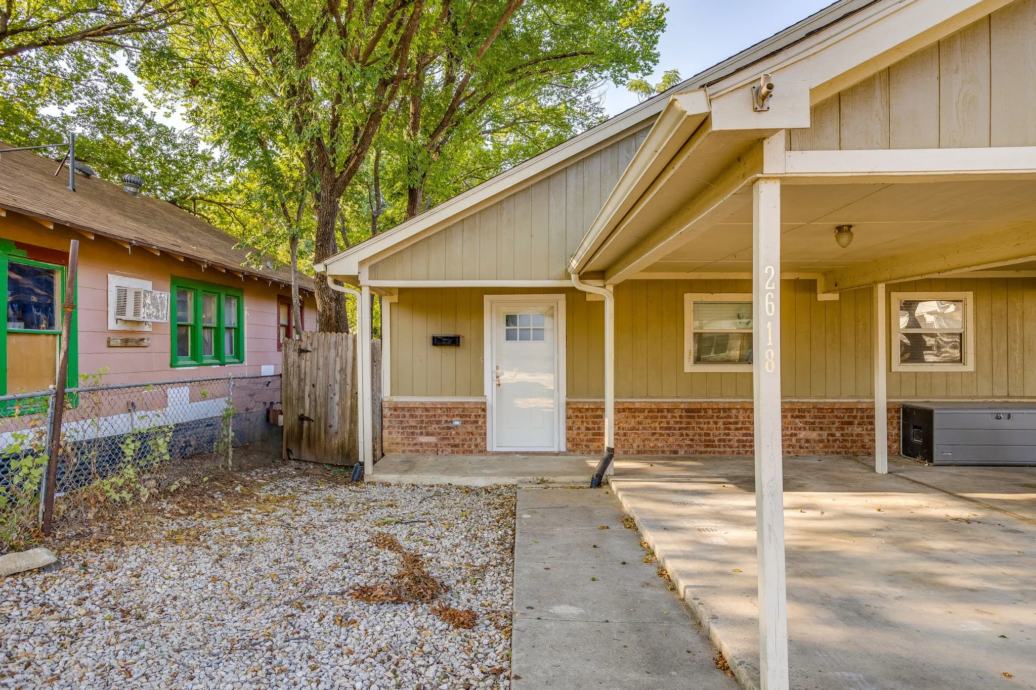 Duplex For Rent in Tarrant County , 2616 Bomar Avenue 2618, Fort Worth, Texas 76103, 3 Bedroom, 2 Bathroom, Garage spaces, 2,080 Sqft, built in 2004, mls#21371032, Real Estate Agent in Fort Worth, Homes For Rent in Tarrant county, Homes For Rent in Fort Worth, Realtor in Fort Worth Texas, Real Estate Brokerage Independent Realty Texas, Luminita Cordes Realtor