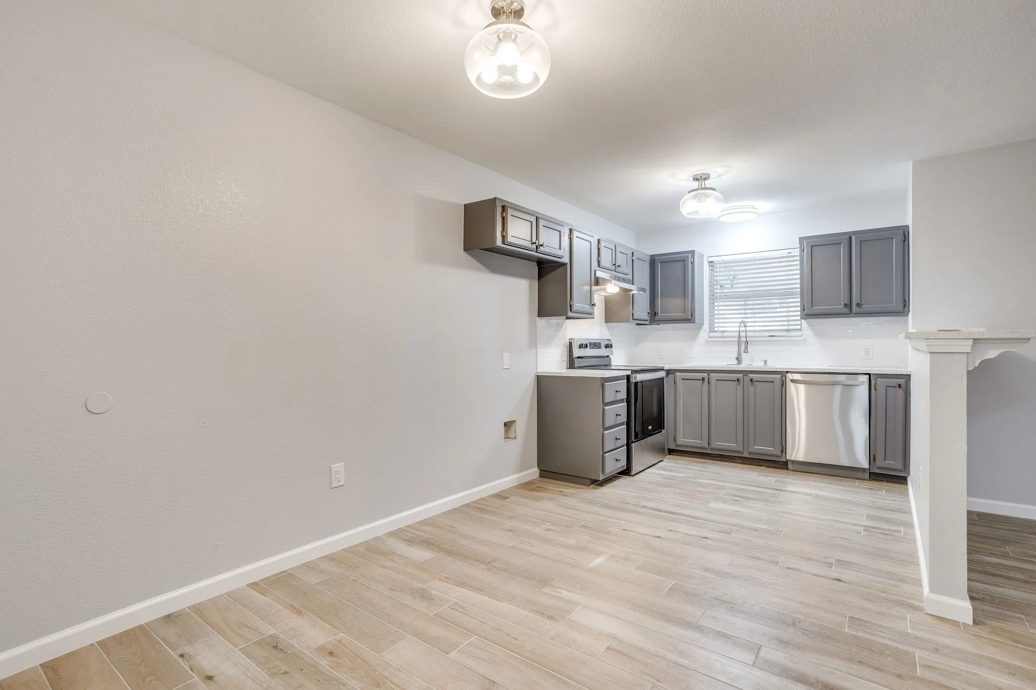 Duplex For Rent in Tarrant County , 2616 Bomar Avenue 2618, Fort Worth, Texas 76103, 3 Bedroom, 2 Bathroom, Garage spaces, 2,080 Sqft, built in 2004, mls#21371032, Real Estate Agent in Fort Worth, Homes For Rent in Tarrant county, Homes For Rent in Fort Worth, Realtor in Fort Worth Texas, Real Estate Brokerage Independent Realty Texas, Luminita Cordes Realtor