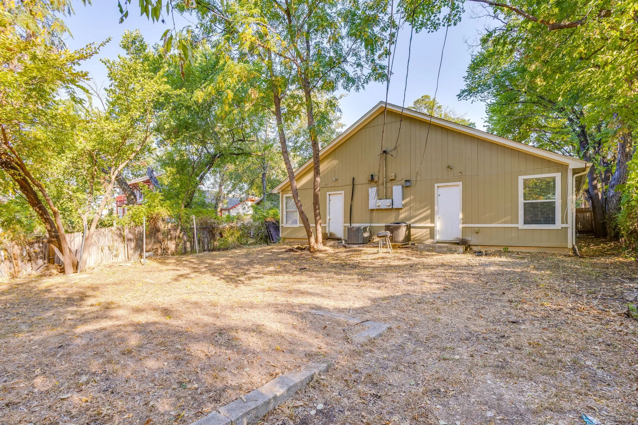 Duplex For Rent in Tarrant County , 2616 Bomar Avenue 2618, Fort Worth, Texas 76103, 3 Bedroom, 2 Bathroom, Garage spaces, 2,080 Sqft, built in 2004, mls#21371032, Real Estate Agent in Fort Worth, Homes For Rent in Tarrant county, Homes For Rent in Fort Worth, Realtor in Fort Worth Texas, Real Estate Brokerage Independent Realty Texas, Luminita Cordes Realtor
