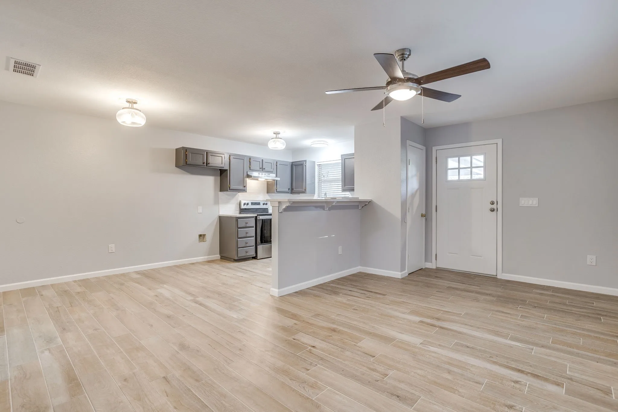 Duplex For Rent in Tarrant County , 2616 Bomar Avenue 2618, Fort Worth, Texas 76103, 3 Bedroom, 2 Bathroom, Garage spaces, 2,080 Sqft, built in 2004, mls#21371032, Real Estate Agent in Fort Worth, Homes For Rent in Tarrant county, Homes For Rent in Fort Worth, Realtor in Fort Worth Texas, Real Estate Brokerage Independent Realty Texas, Luminita Cordes Realtor