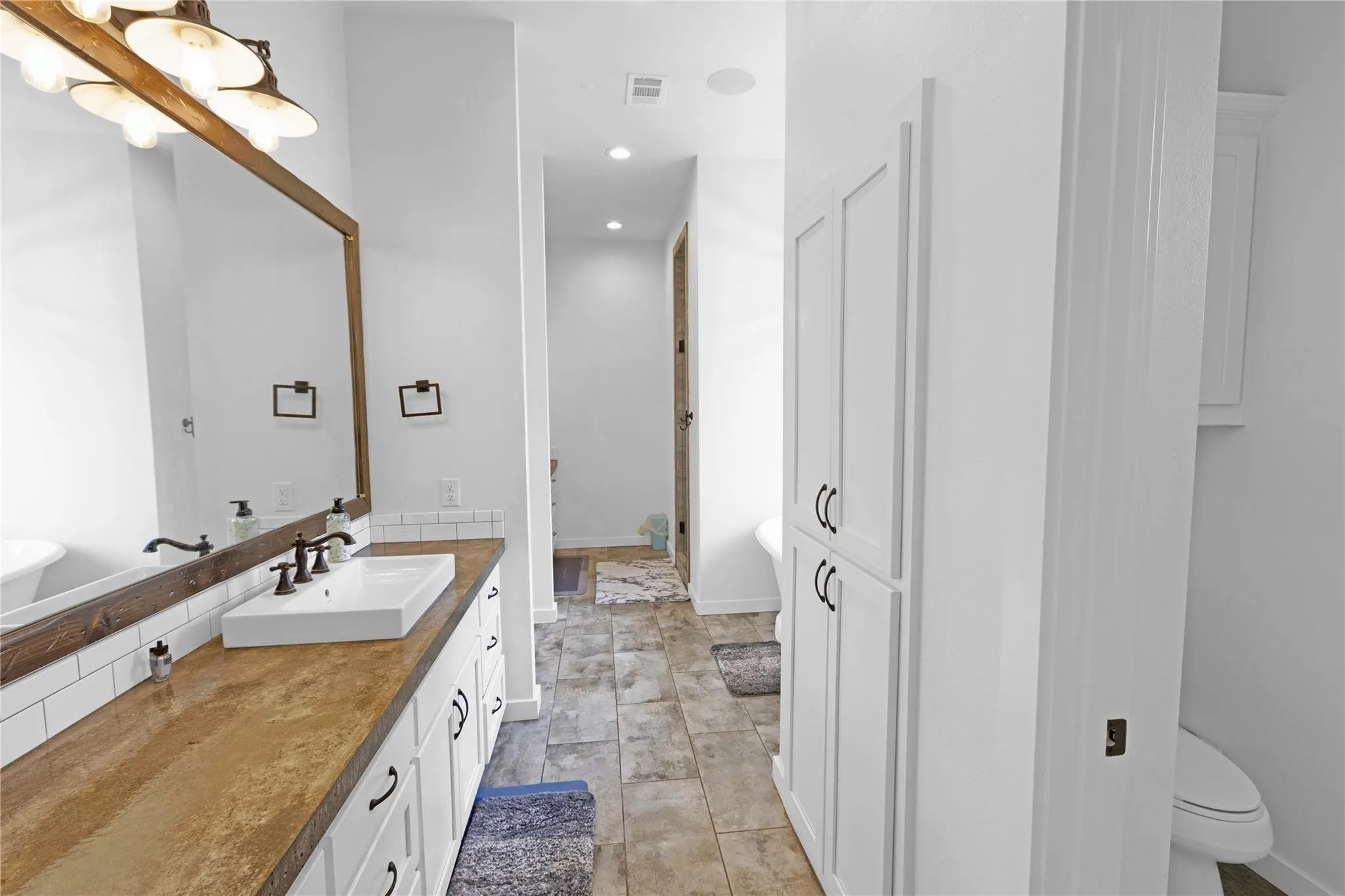 Farm For Rent in Ellis County , 400 Bethel Road, Waxahachie, Texas 75167, 4 Bedroom, 3 Bathroom, 3 Garage spaces, 3,000 Sqft, built in 2017, mls#21372887, Real Estate Agent in Waxahachie, Homes For Rent in Ellis county, Homes For Rent in Waxahachie, Realtor in Waxahachie Texas, Real Estate Brokerage Independent Realty Texas, Luminita Cordes Realtor