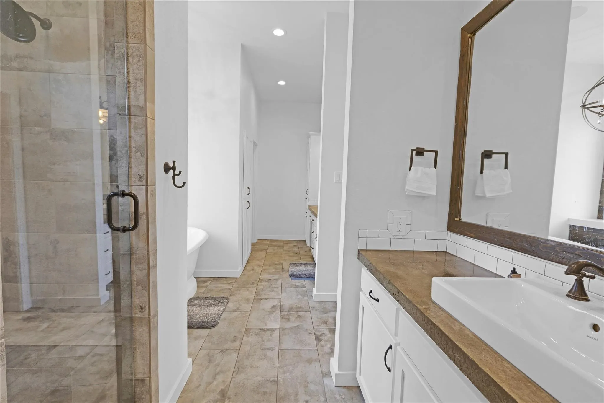 Farm For Rent in Ellis County , 400 Bethel Road, Waxahachie, Texas 75167, 4 Bedroom, 3 Bathroom, 3 Garage spaces, 3,000 Sqft, built in 2017, mls#21372887, Real Estate Agent in Waxahachie, Homes For Rent in Ellis county, Homes For Rent in Waxahachie, Realtor in Waxahachie Texas, Real Estate Brokerage Independent Realty Texas, Luminita Cordes Realtor