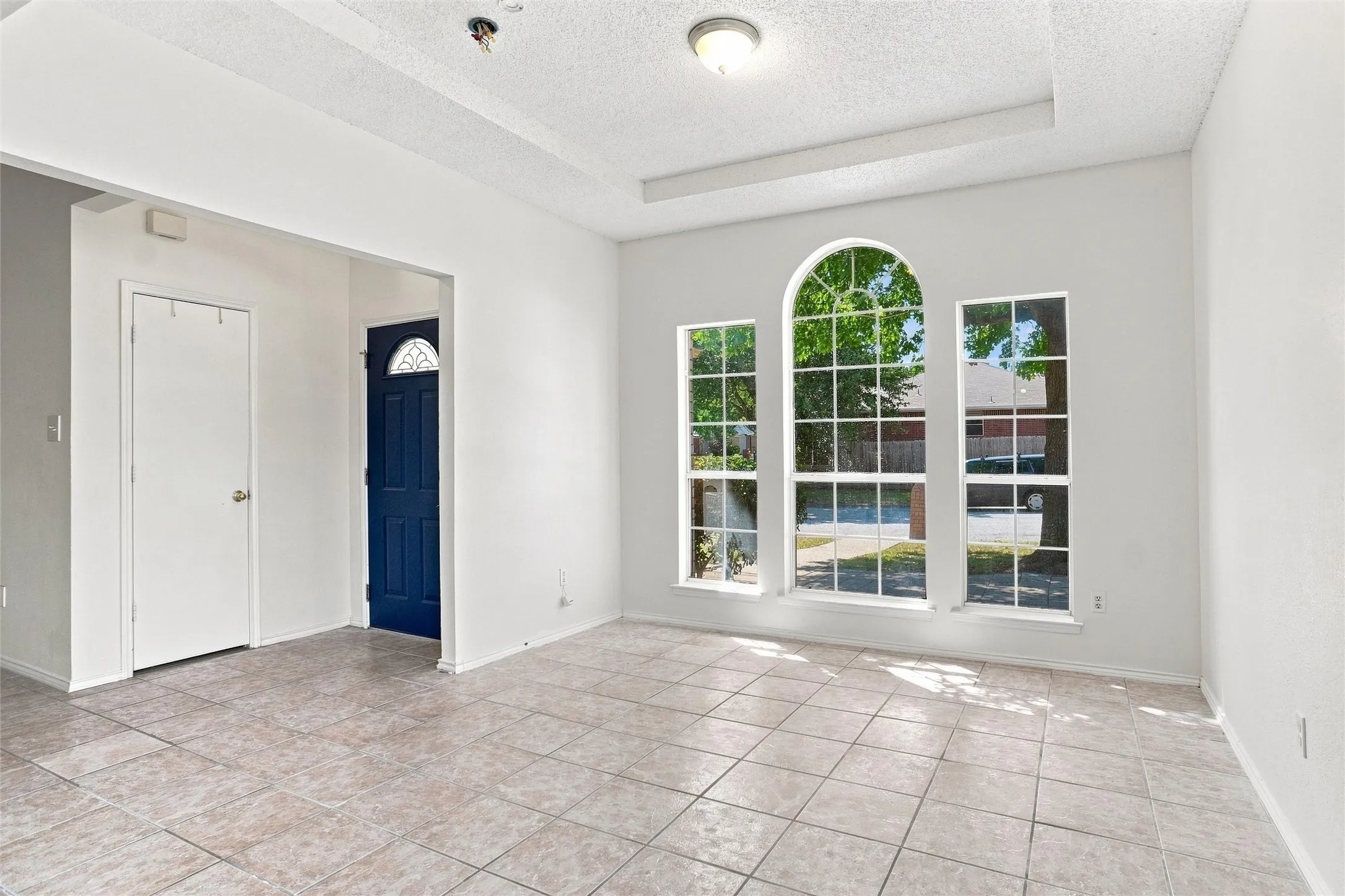 Single Family Residence For Sale in Tarrant County , 1001 Flower Drive, Arlington, Texas 76017, 6 Bedroom, 3 Bathroom, 1 Garage spaces, 2,644 Sqft, built in 1993, mls#21365783, Real Estate Agent in Arlington, Homes For Sale in Tarrant county, Homes For Sale in Arlington, Realtor in Arlington Texas, Real Estate Brokerage Independent Realty Texas, Luminita Cordes Realtor