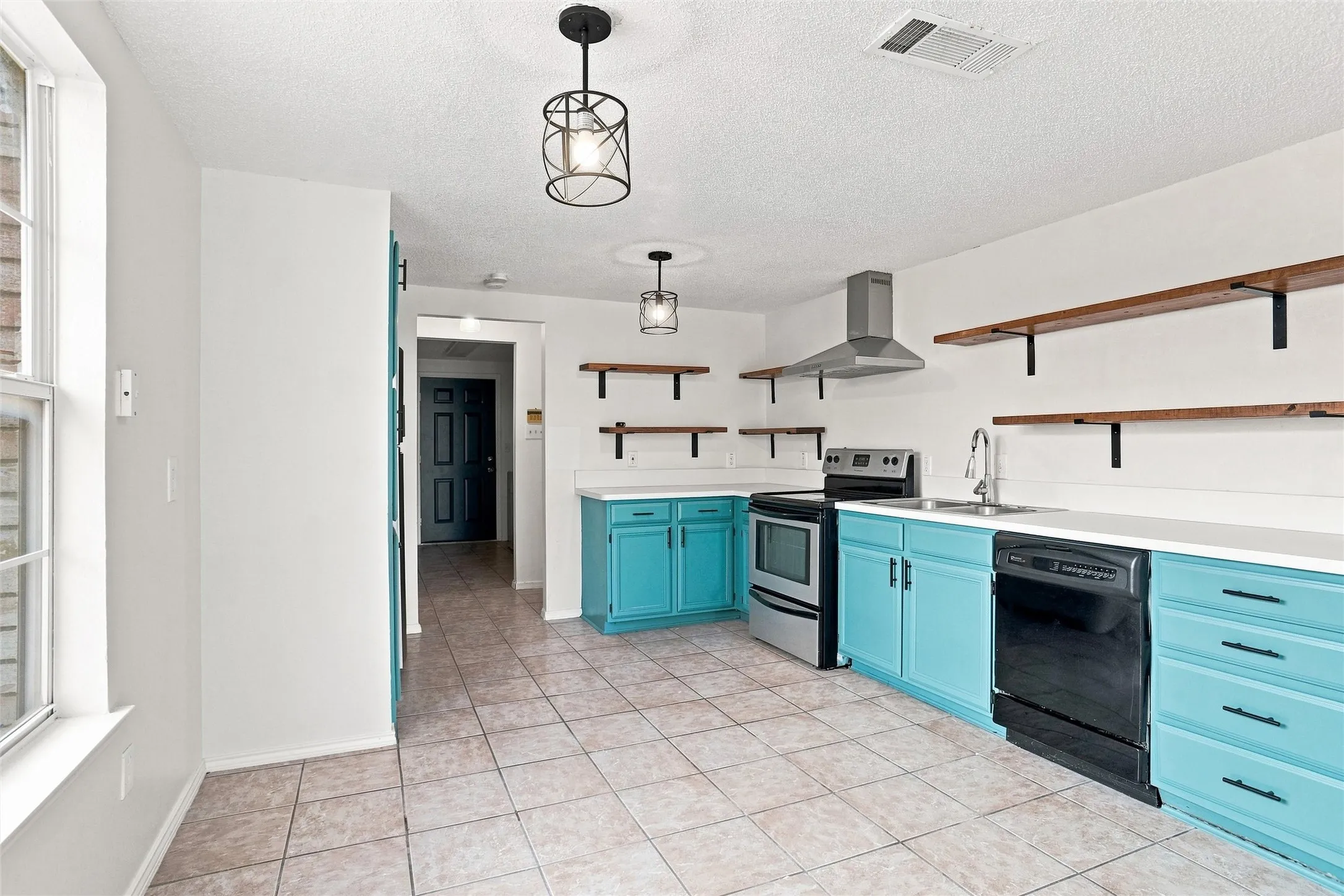 Single Family Residence For Sale in Tarrant County , 1001 Flower Drive, Arlington, Texas 76017, 6 Bedroom, 3 Bathroom, 1 Garage spaces, 2,644 Sqft, built in 1993, mls#21365783, Real Estate Agent in Arlington, Homes For Sale in Tarrant county, Homes For Sale in Arlington, Realtor in Arlington Texas, Real Estate Brokerage Independent Realty Texas, Luminita Cordes Realtor