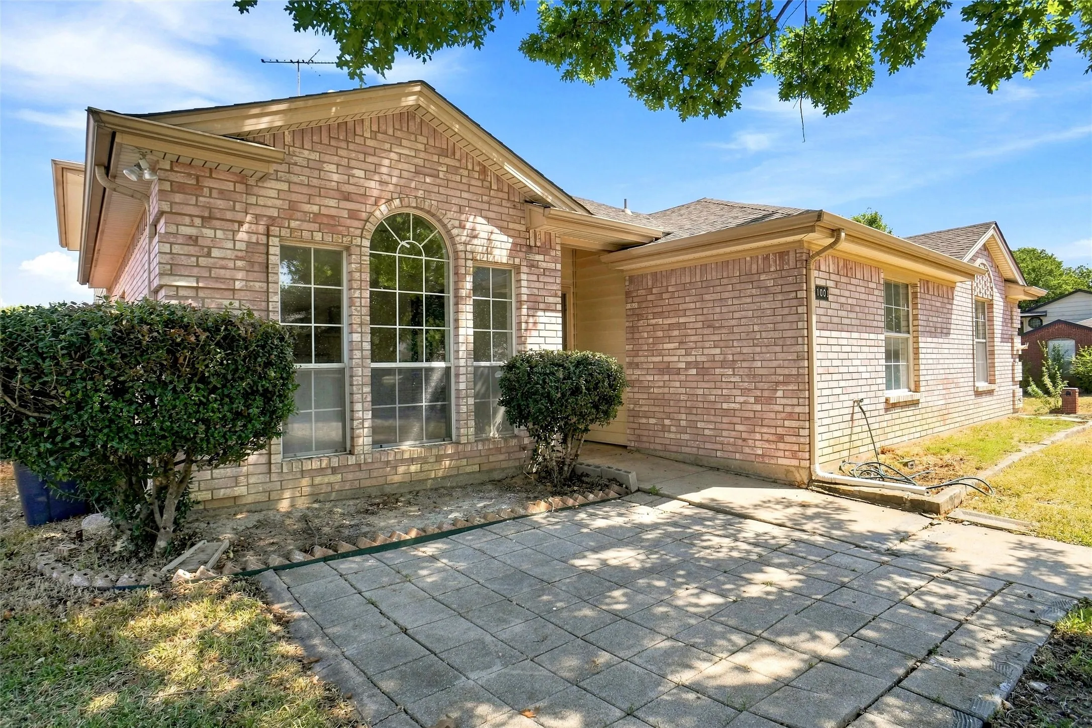 Single Family Residence For Sale in Tarrant County , 1001 Flower Drive, Arlington, Texas 76017, 6 Bedroom, 3 Bathroom, 1 Garage spaces, 2,644 Sqft, built in 1993, mls#21365783, Real Estate Agent in Arlington, Homes For Sale in Tarrant county, Homes For Sale in Arlington, Realtor in Arlington Texas, Real Estate Brokerage Independent Realty Texas, Luminita Cordes Realtor