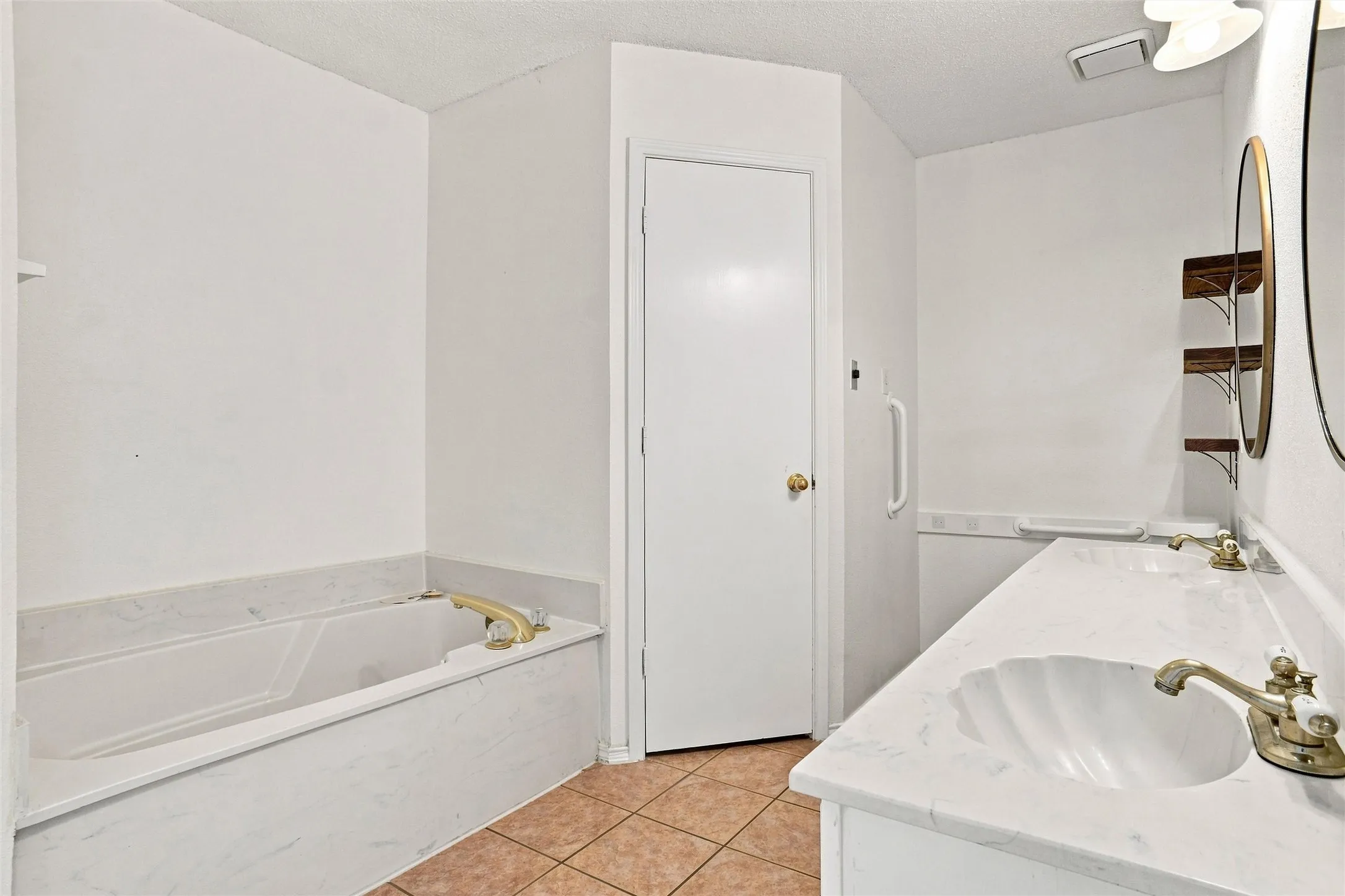 Single Family Residence For Sale in Tarrant County , 1001 Flower Drive, Arlington, Texas 76017, 6 Bedroom, 3 Bathroom, 1 Garage spaces, 2,644 Sqft, built in 1993, mls#21365783, Real Estate Agent in Arlington, Homes For Sale in Tarrant county, Homes For Sale in Arlington, Realtor in Arlington Texas, Real Estate Brokerage Independent Realty Texas, Luminita Cordes Realtor