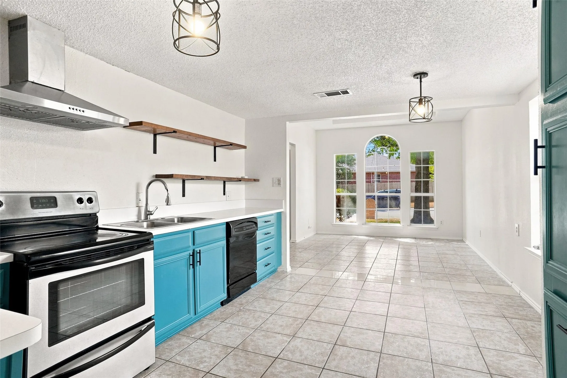Single Family Residence For Sale in Tarrant County , 1001 Flower Drive, Arlington, Texas 76017, 6 Bedroom, 3 Bathroom, 1 Garage spaces, 2,644 Sqft, built in 1993, mls#21365783, Real Estate Agent in Arlington, Homes For Sale in Tarrant county, Homes For Sale in Arlington, Realtor in Arlington Texas, Real Estate Brokerage Independent Realty Texas, Luminita Cordes Realtor