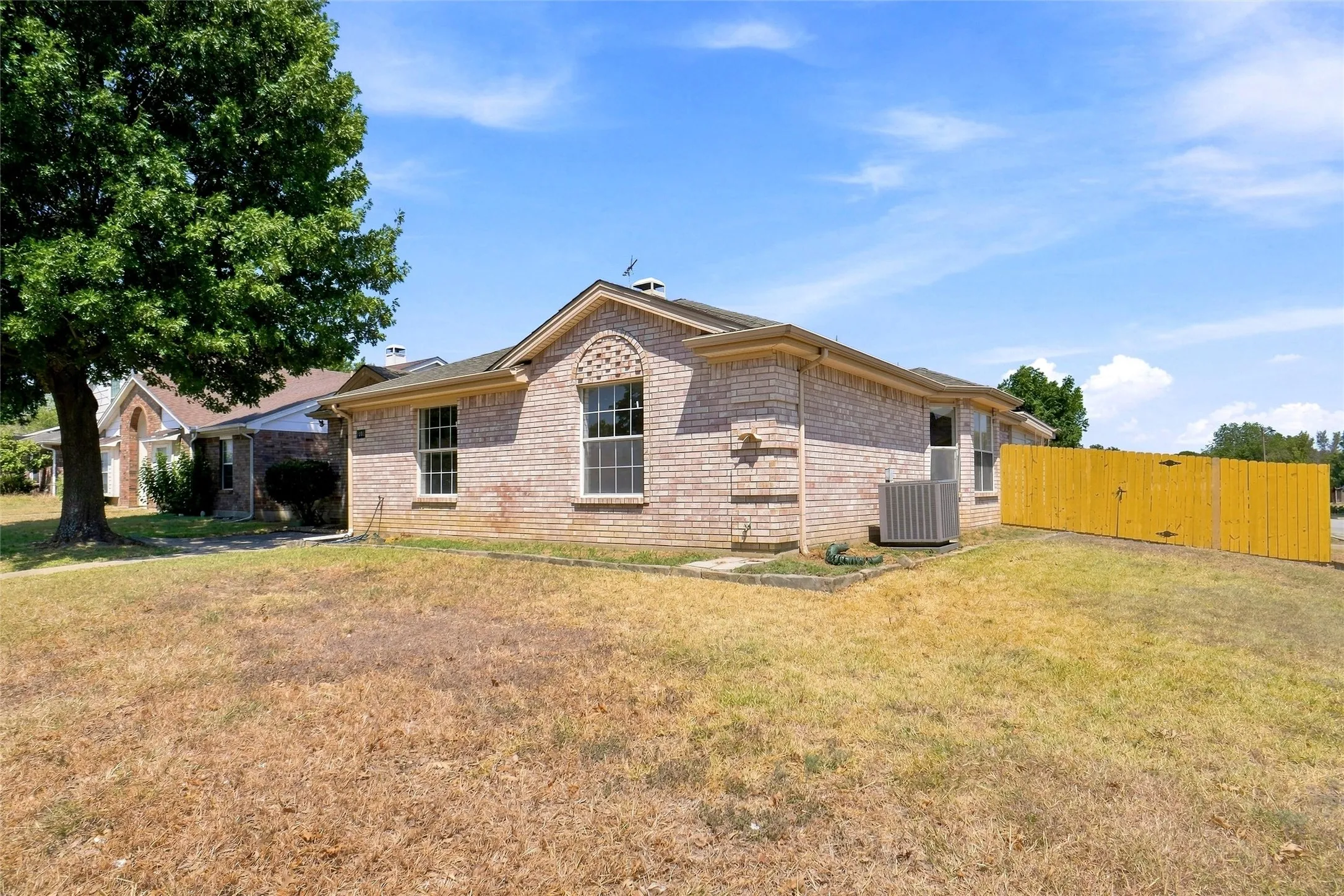 Single Family Residence For Sale in Tarrant County , 1001 Flower Drive, Arlington, Texas 76017, 6 Bedroom, 3 Bathroom, 1 Garage spaces, 2,644 Sqft, built in 1993, mls#21365783, Real Estate Agent in Arlington, Homes For Sale in Tarrant county, Homes For Sale in Arlington, Realtor in Arlington Texas, Real Estate Brokerage Independent Realty Texas, Luminita Cordes Realtor