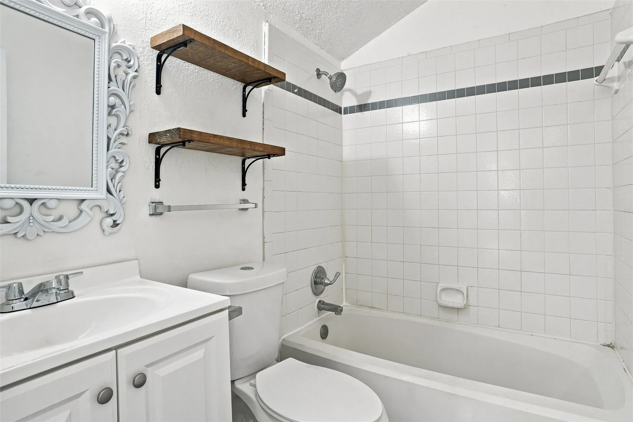Single Family Residence For Sale in Tarrant County , 1001 Flower Drive, Arlington, Texas 76017, 6 Bedroom, 3 Bathroom, 1 Garage spaces, 2,644 Sqft, built in 1993, mls#21365783, Real Estate Agent in Arlington, Homes For Sale in Tarrant county, Homes For Sale in Arlington, Realtor in Arlington Texas, Real Estate Brokerage Independent Realty Texas, Luminita Cordes Realtor