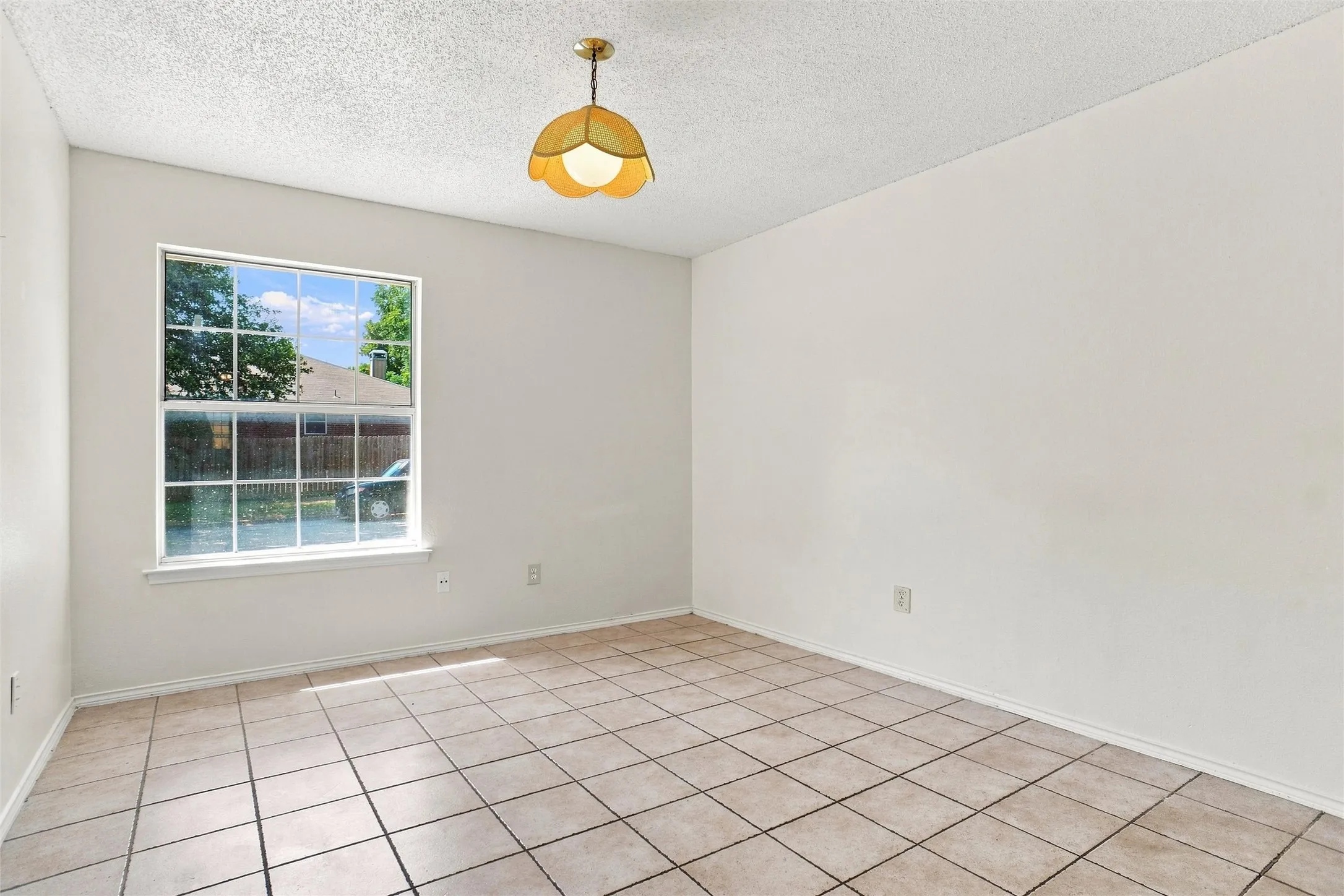 Single Family Residence For Sale in Tarrant County , 1001 Flower Drive, Arlington, Texas 76017, 6 Bedroom, 3 Bathroom, 1 Garage spaces, 2,644 Sqft, built in 1993, mls#21365783, Real Estate Agent in Arlington, Homes For Sale in Tarrant county, Homes For Sale in Arlington, Realtor in Arlington Texas, Real Estate Brokerage Independent Realty Texas, Luminita Cordes Realtor