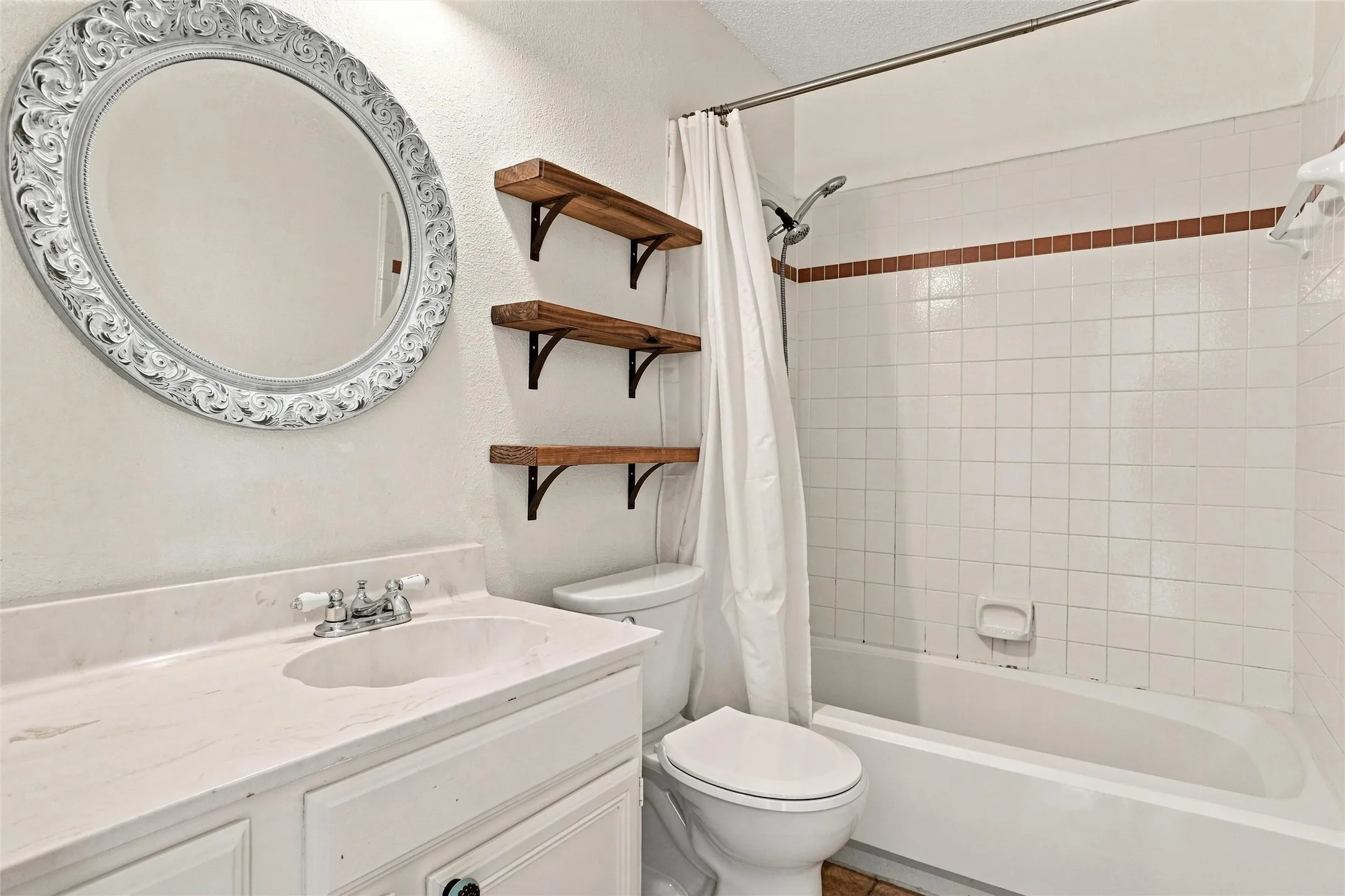 Single Family Residence For Sale in Tarrant County , 1001 Flower Drive, Arlington, Texas 76017, 6 Bedroom, 3 Bathroom, 1 Garage spaces, 2,644 Sqft, built in 1993, mls#21365783, Real Estate Agent in Arlington, Homes For Sale in Tarrant county, Homes For Sale in Arlington, Realtor in Arlington Texas, Real Estate Brokerage Independent Realty Texas, Luminita Cordes Realtor