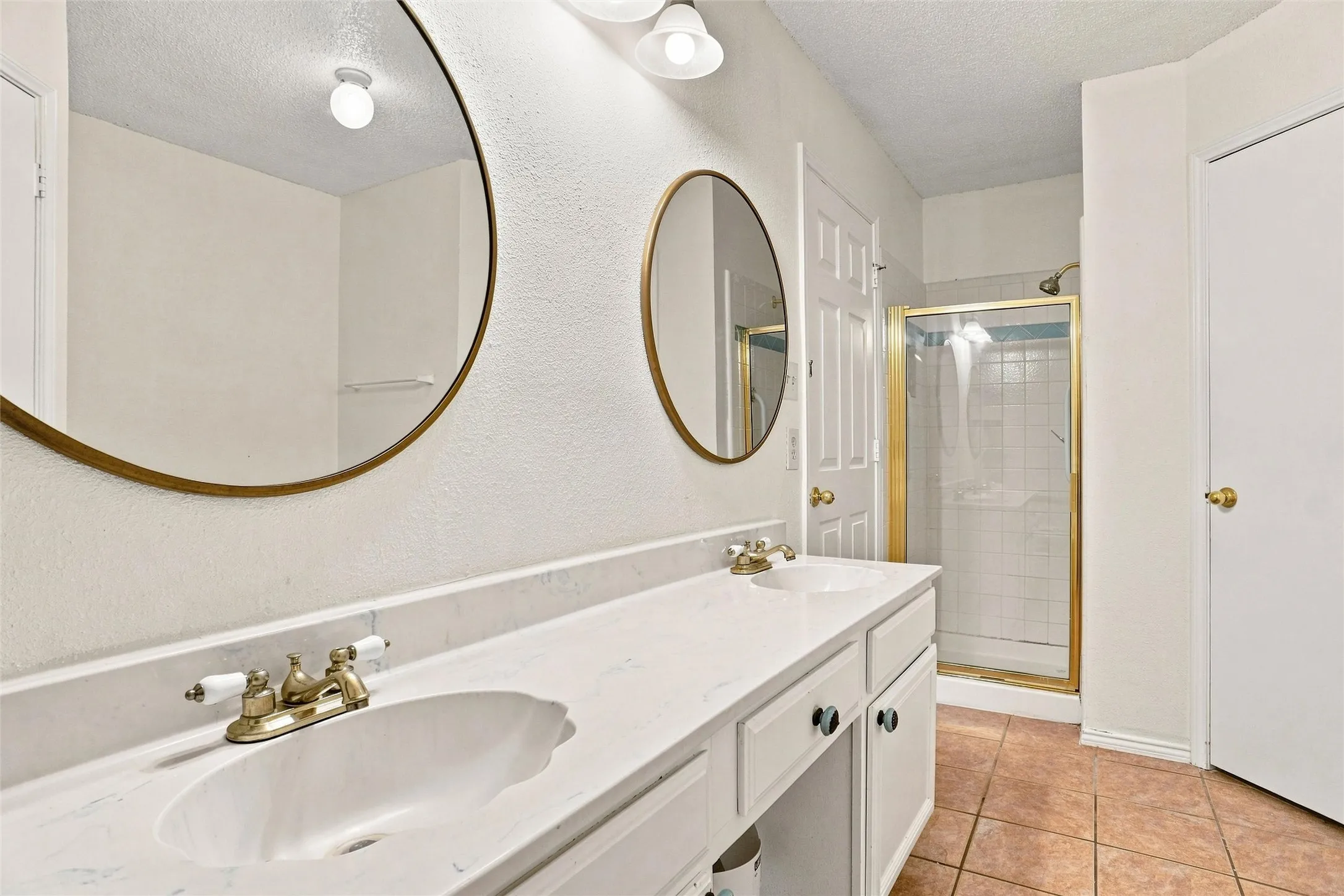 Single Family Residence For Sale in Tarrant County , 1001 Flower Drive, Arlington, Texas 76017, 6 Bedroom, 3 Bathroom, 1 Garage spaces, 2,644 Sqft, built in 1993, mls#21365783, Real Estate Agent in Arlington, Homes For Sale in Tarrant county, Homes For Sale in Arlington, Realtor in Arlington Texas, Real Estate Brokerage Independent Realty Texas, Luminita Cordes Realtor