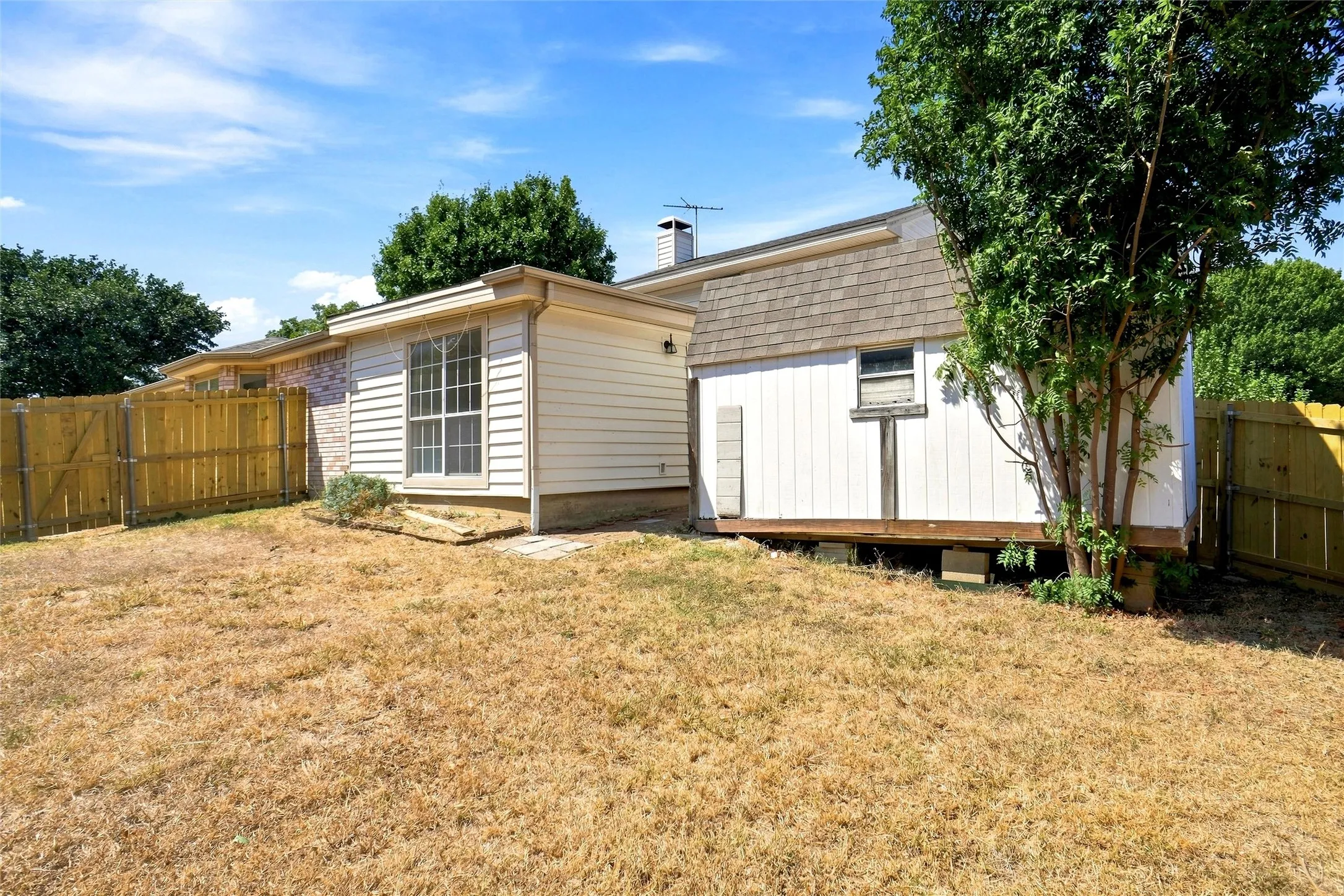 Single Family Residence For Sale in Tarrant County , 1001 Flower Drive, Arlington, Texas 76017, 6 Bedroom, 3 Bathroom, 1 Garage spaces, 2,644 Sqft, built in 1993, mls#21365783, Real Estate Agent in Arlington, Homes For Sale in Tarrant county, Homes For Sale in Arlington, Realtor in Arlington Texas, Real Estate Brokerage Independent Realty Texas, Luminita Cordes Realtor