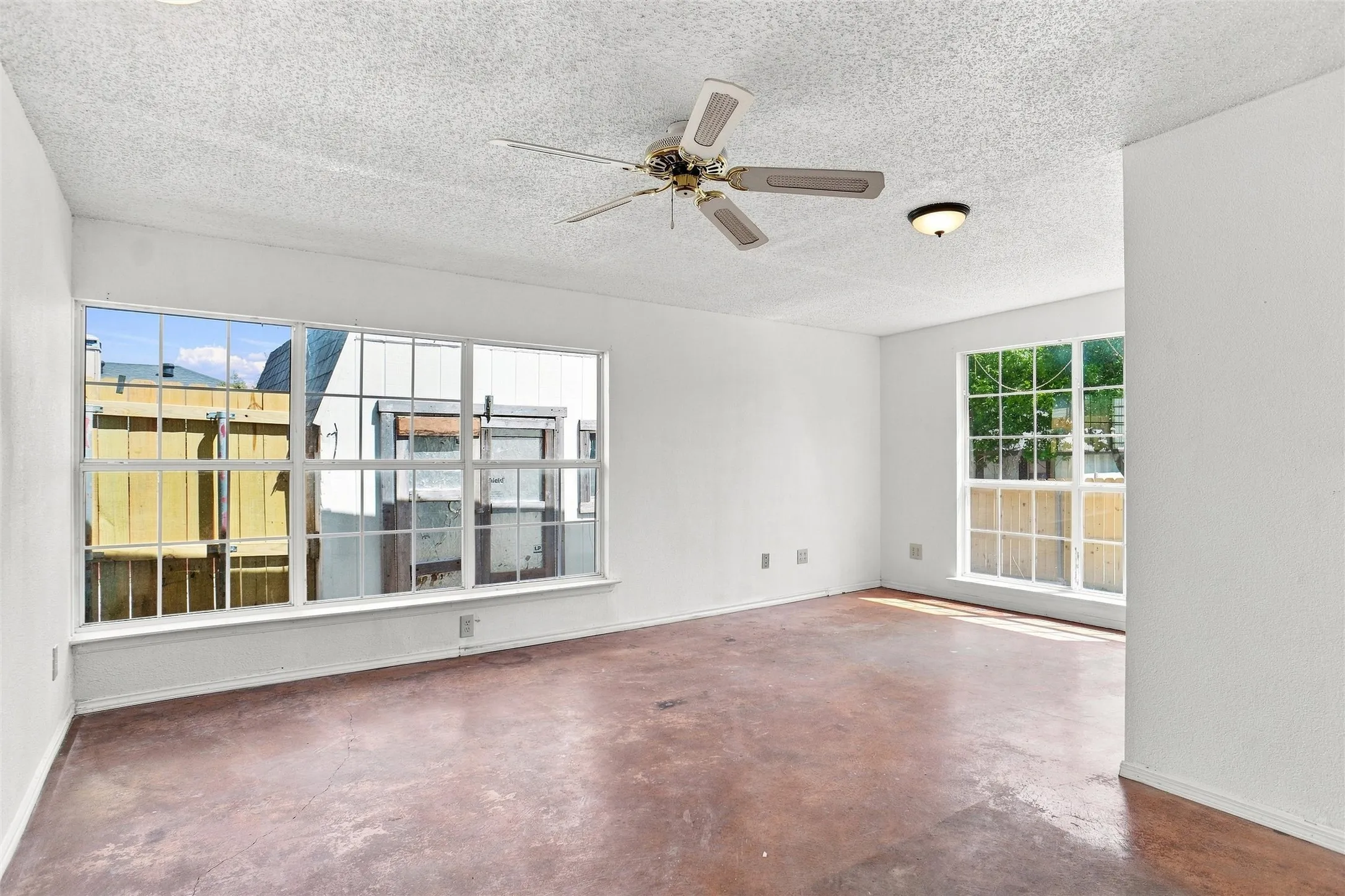 Single Family Residence For Sale in Tarrant County , 1001 Flower Drive, Arlington, Texas 76017, 6 Bedroom, 3 Bathroom, 1 Garage spaces, 2,644 Sqft, built in 1993, mls#21365783, Real Estate Agent in Arlington, Homes For Sale in Tarrant county, Homes For Sale in Arlington, Realtor in Arlington Texas, Real Estate Brokerage Independent Realty Texas, Luminita Cordes Realtor