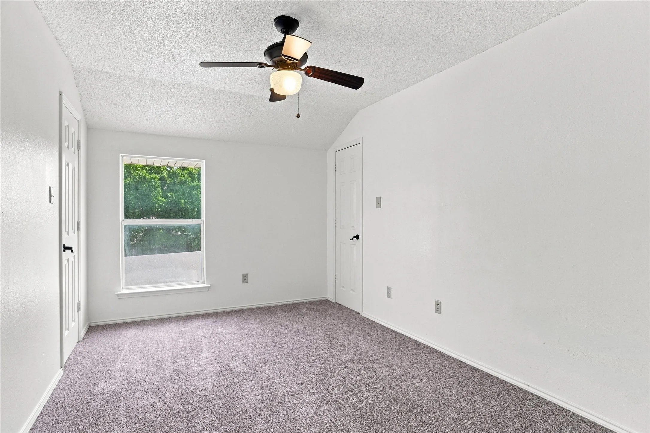 Single Family Residence For Sale in Tarrant County , 1001 Flower Drive, Arlington, Texas 76017, 6 Bedroom, 3 Bathroom, 1 Garage spaces, 2,644 Sqft, built in 1993, mls#21365783, Real Estate Agent in Arlington, Homes For Sale in Tarrant county, Homes For Sale in Arlington, Realtor in Arlington Texas, Real Estate Brokerage Independent Realty Texas, Luminita Cordes Realtor