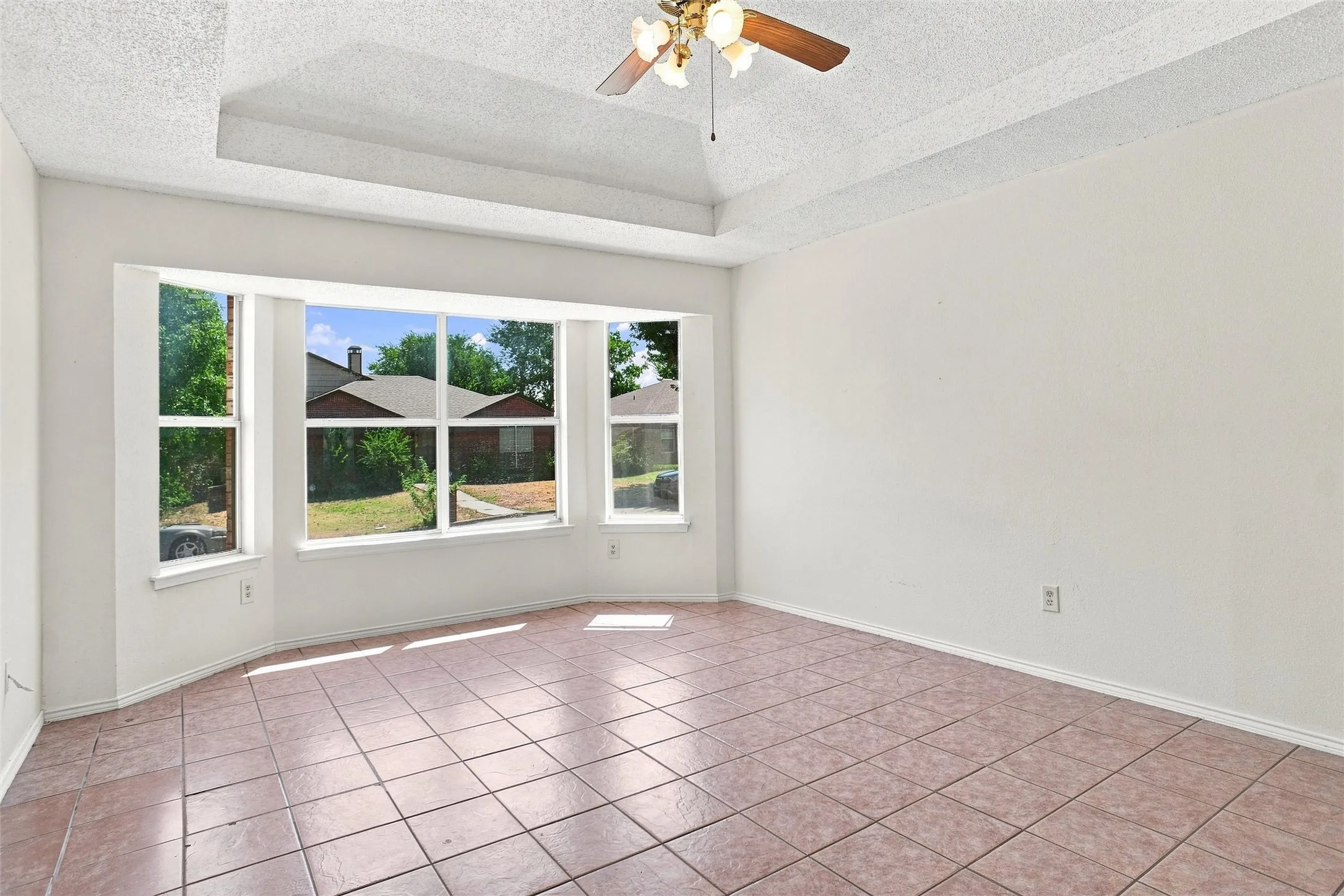 Single Family Residence For Sale in Tarrant County , 1001 Flower Drive, Arlington, Texas 76017, 6 Bedroom, 3 Bathroom, 1 Garage spaces, 2,644 Sqft, built in 1993, mls#21365783, Real Estate Agent in Arlington, Homes For Sale in Tarrant county, Homes For Sale in Arlington, Realtor in Arlington Texas, Real Estate Brokerage Independent Realty Texas, Luminita Cordes Realtor
