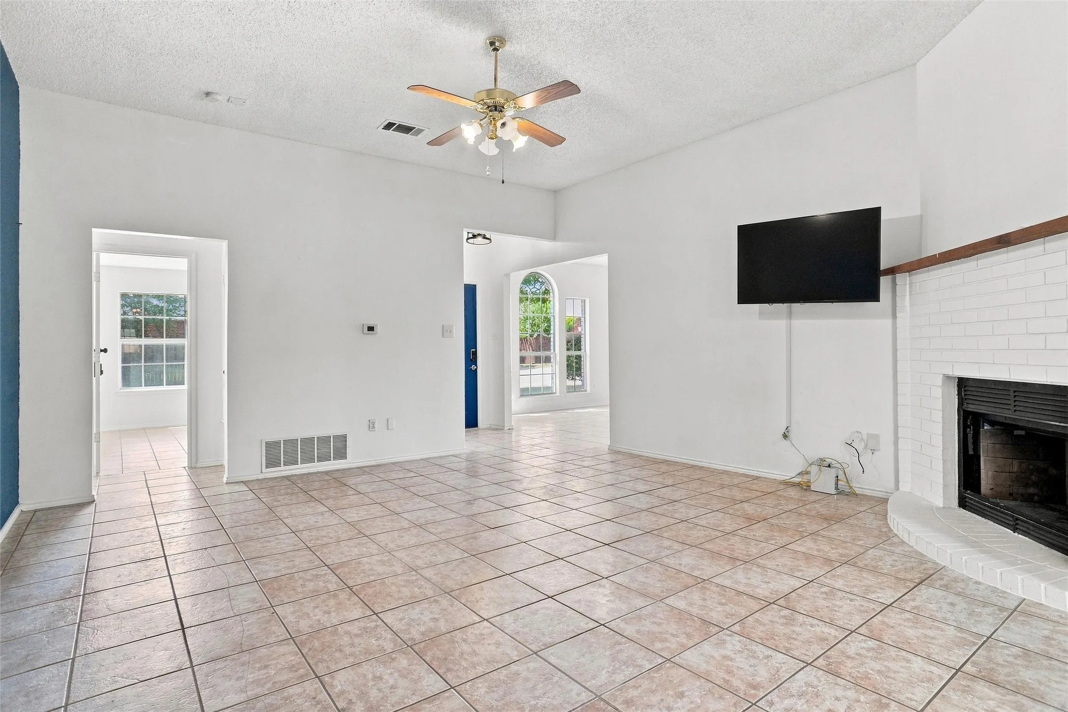 Single Family Residence For Sale in Tarrant County , 1001 Flower Drive, Arlington, Texas 76017, 6 Bedroom, 3 Bathroom, 1 Garage spaces, 2,644 Sqft, built in 1993, mls#21365783, Real Estate Agent in Arlington, Homes For Sale in Tarrant county, Homes For Sale in Arlington, Realtor in Arlington Texas, Real Estate Brokerage Independent Realty Texas, Luminita Cordes Realtor