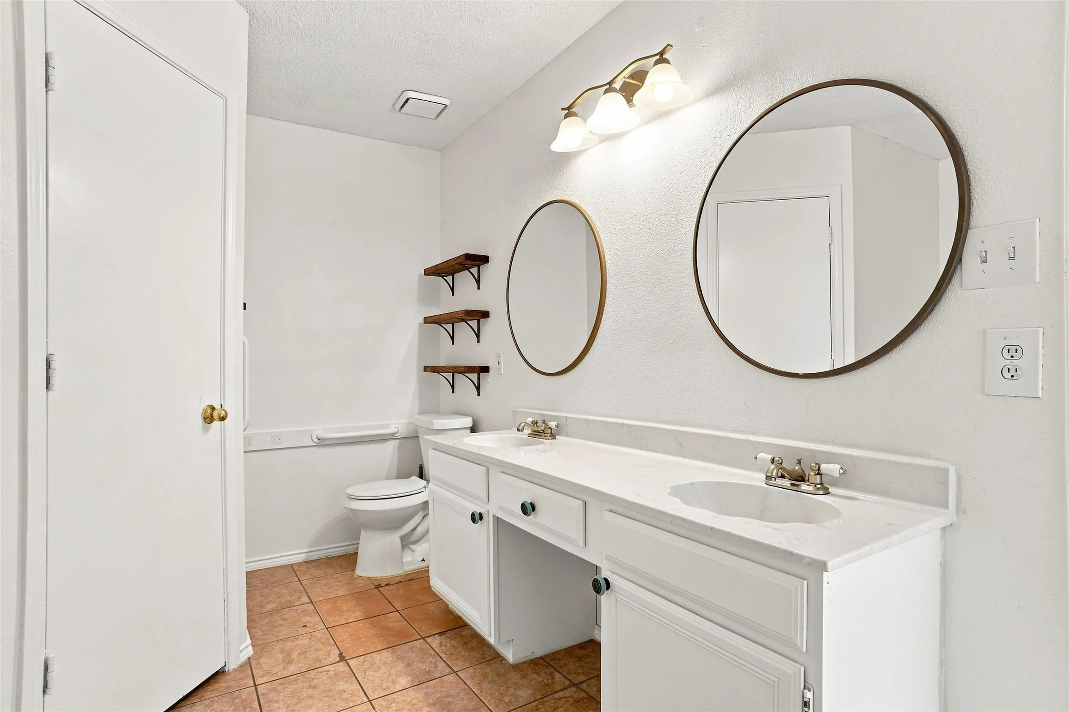Single Family Residence For Sale in Tarrant County , 1001 Flower Drive, Arlington, Texas 76017, 6 Bedroom, 3 Bathroom, 1 Garage spaces, 2,644 Sqft, built in 1993, mls#21365783, Real Estate Agent in Arlington, Homes For Sale in Tarrant county, Homes For Sale in Arlington, Realtor in Arlington Texas, Real Estate Brokerage Independent Realty Texas, Luminita Cordes Realtor
