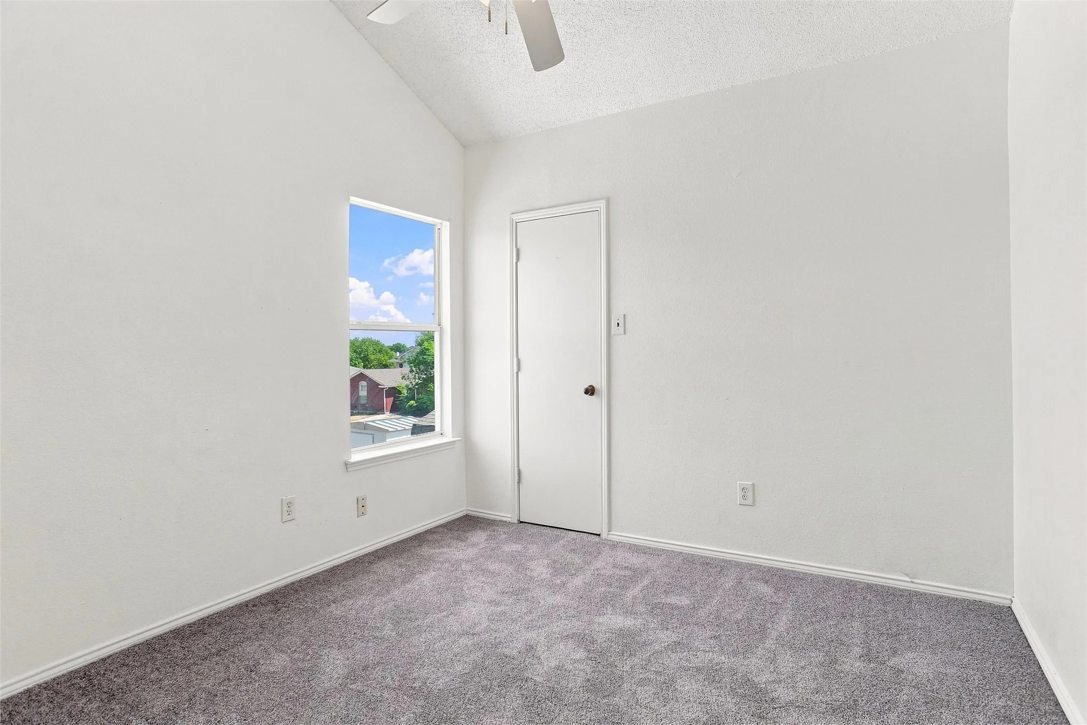 Single Family Residence For Sale in Tarrant County , 1001 Flower Drive, Arlington, Texas 76017, 6 Bedroom, 3 Bathroom, 1 Garage spaces, 2,644 Sqft, built in 1993, mls#21365783, Real Estate Agent in Arlington, Homes For Sale in Tarrant county, Homes For Sale in Arlington, Realtor in Arlington Texas, Real Estate Brokerage Independent Realty Texas, Luminita Cordes Realtor