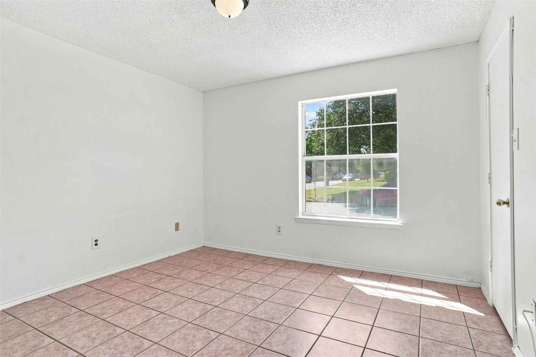 Single Family Residence For Sale in Tarrant County , 1001 Flower Drive, Arlington, Texas 76017, 6 Bedroom, 3 Bathroom, 1 Garage spaces, 2,644 Sqft, built in 1993, mls#21365783, Real Estate Agent in Arlington, Homes For Sale in Tarrant county, Homes For Sale in Arlington, Realtor in Arlington Texas, Real Estate Brokerage Independent Realty Texas, Luminita Cordes Realtor