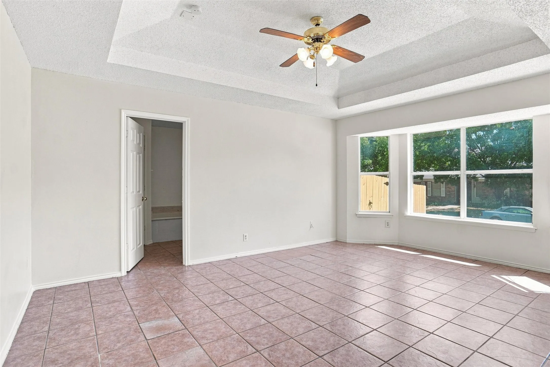 Single Family Residence For Sale in Tarrant County , 1001 Flower Drive, Arlington, Texas 76017, 6 Bedroom, 3 Bathroom, 1 Garage spaces, 2,644 Sqft, built in 1993, mls#21365783, Real Estate Agent in Arlington, Homes For Sale in Tarrant county, Homes For Sale in Arlington, Realtor in Arlington Texas, Real Estate Brokerage Independent Realty Texas, Luminita Cordes Realtor