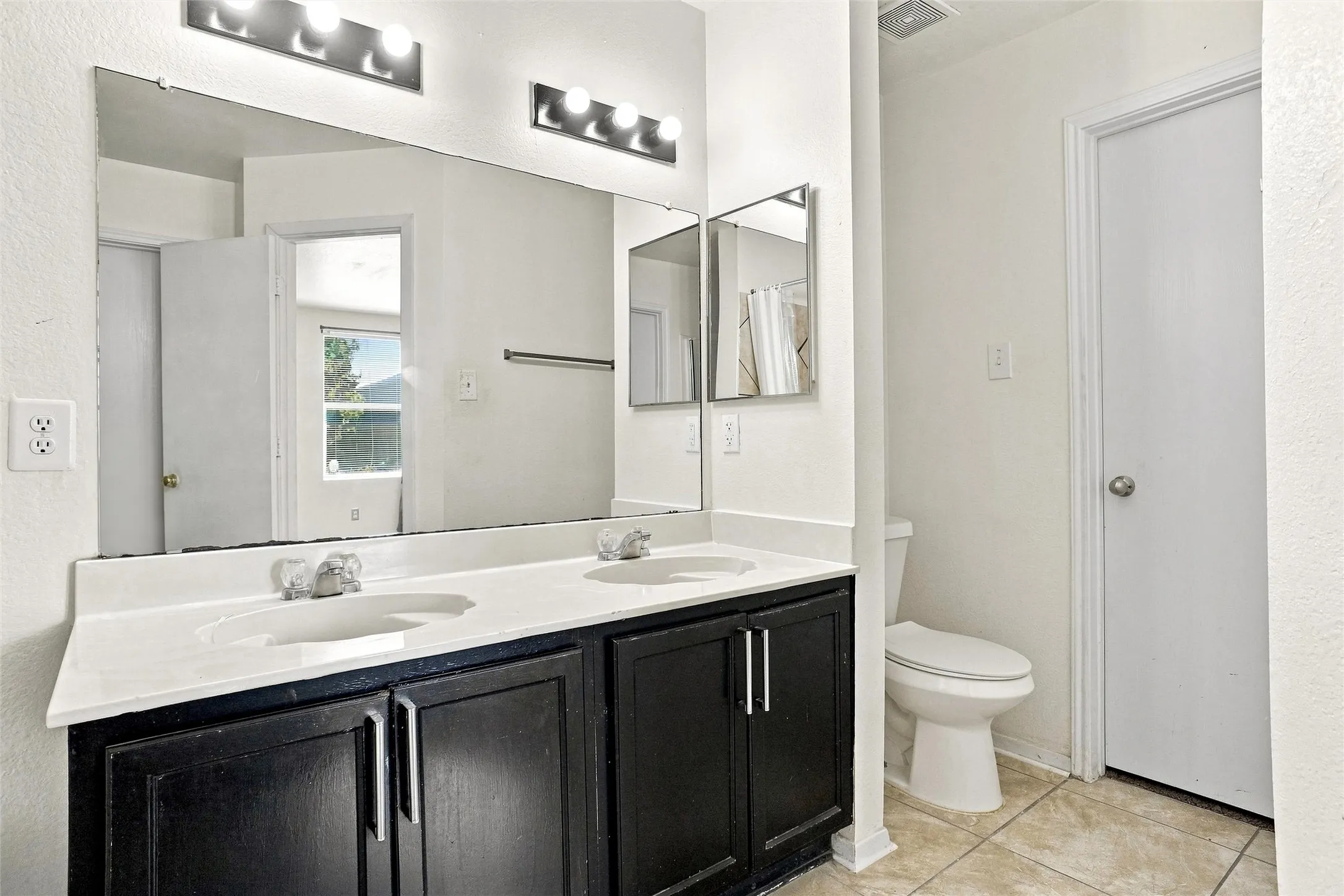 Single Family Residence For Sale in Dallas County , 1027 Graystone Drive, Lancaster, Texas 75134, 4 Bedroom, 3 Bathroom, 2 Garage spaces, 2,560 Sqft, built in 2006, mls#21365808, Real Estate Agent in Lancaster, Homes For Sale in Dallas county, Homes For Sale in Lancaster, Realtor in Lancaster Texas, Real Estate Brokerage Independent Realty Texas, Luminita Cordes Realtor