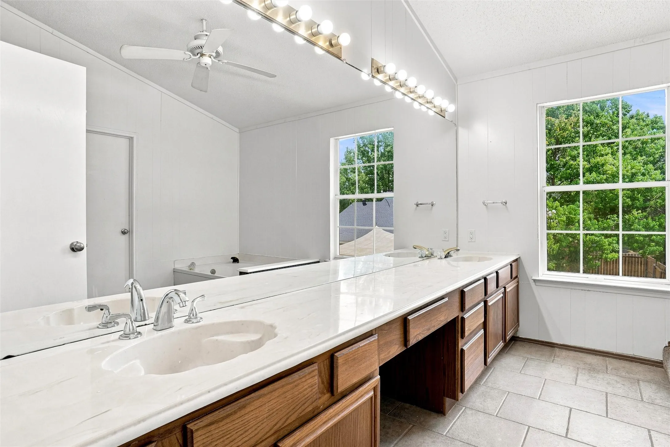 Single Family Residence For Sale in Tarrant County , 4138 Scotland Drive, Grand Prairie, Texas 75052, 4 Bedroom, 3 Bathroom, 2 Garage spaces, 2,476 Sqft, built in 1987, mls#21363606, Real Estate Agent in Grand Prairie, Homes For Sale in Tarrant county, Homes For Sale in Grand Prairie, Realtor in Grand Prairie Texas, Real Estate Brokerage Independent Realty Texas, Luminita Cordes Realtor