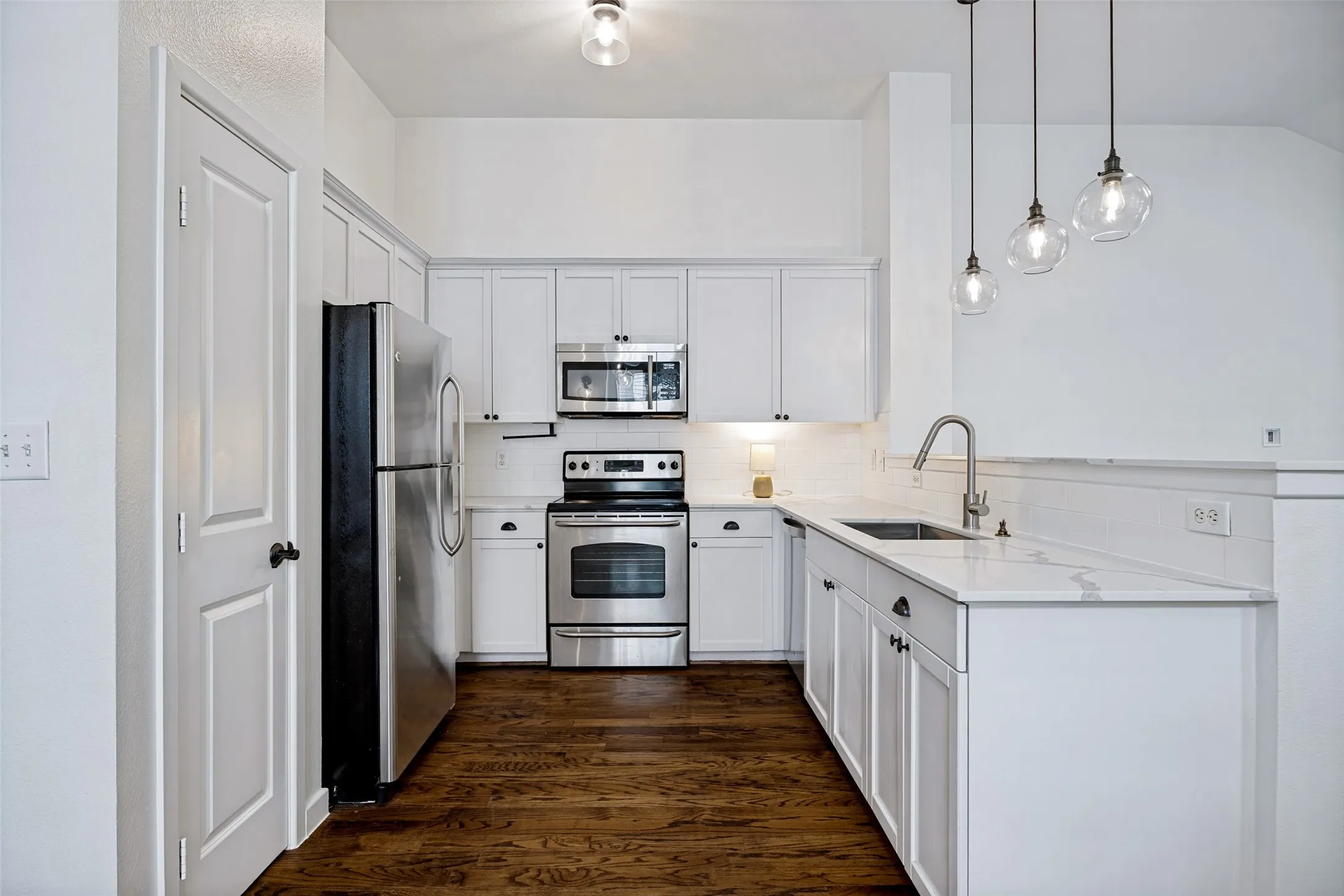 Townhouse For Sale in Dallas County , 1852 Summit Avenue, Dallas, Texas 75206, 2 Bedroom, 3 Bathroom, 2 Garage spaces, 1,454 Sqft, built in 2005, mls#21371572, Real Estate Agent in Dallas, Homes For Sale in Dallas county, Homes For Sale in Dallas, Realtor in Dallas Texas, Real Estate Brokerage Independent Realty Texas, Luminita Cordes Realtor