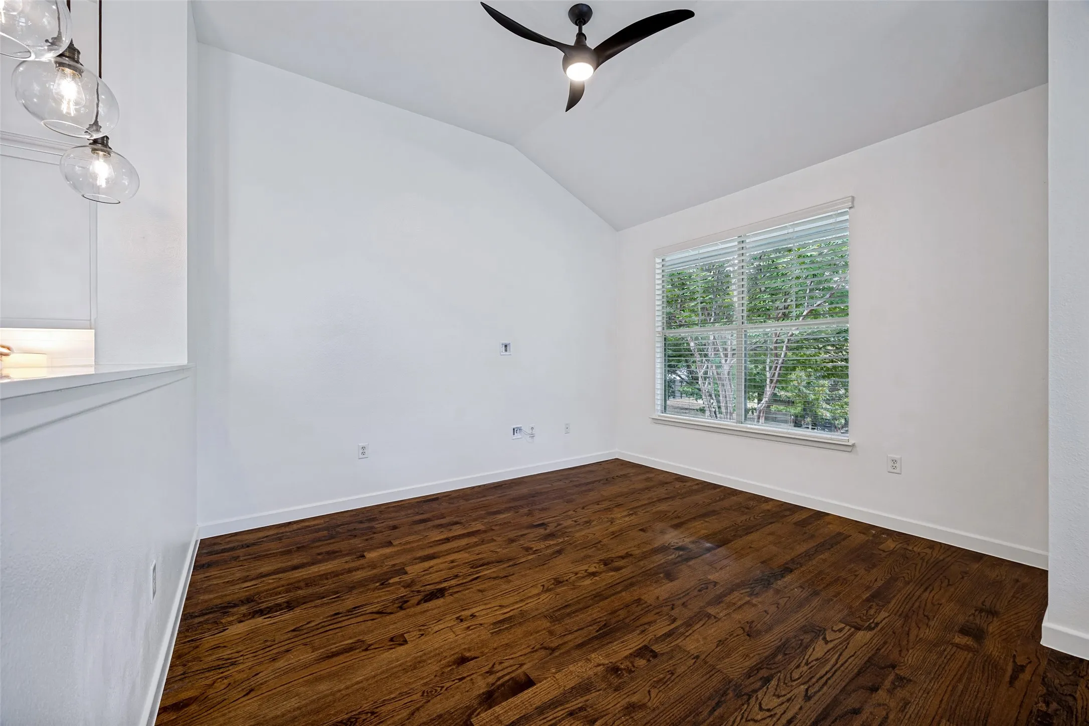 Townhouse For Sale in Dallas County , 1852 Summit Avenue, Dallas, Texas 75206, 2 Bedroom, 3 Bathroom, 2 Garage spaces, 1,454 Sqft, built in 2005, mls#21371572, Real Estate Agent in Dallas, Homes For Sale in Dallas county, Homes For Sale in Dallas, Realtor in Dallas Texas, Real Estate Brokerage Independent Realty Texas, Luminita Cordes Realtor