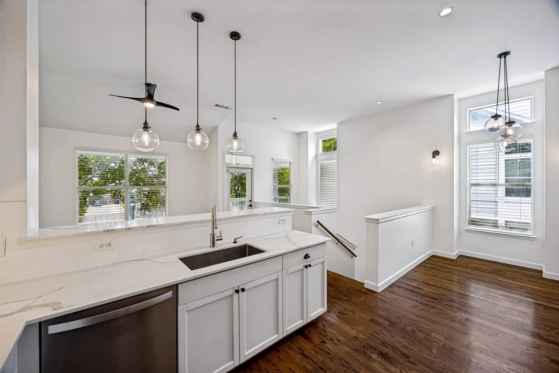 Townhouse For Sale in Dallas County , 1852 Summit Avenue, Dallas, Texas 75206, 2 Bedroom, 3 Bathroom, 2 Garage spaces, 1,454 Sqft, built in 2005, mls#21371572, Real Estate Agent in Dallas, Homes For Sale in Dallas county, Homes For Sale in Dallas, Realtor in Dallas Texas, Real Estate Brokerage Independent Realty Texas, Luminita Cordes Realtor