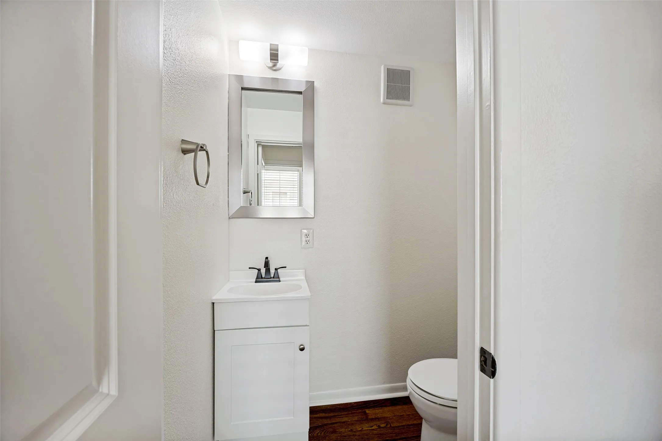 Townhouse For Sale in Dallas County , 1852 Summit Avenue, Dallas, Texas 75206, 2 Bedroom, 3 Bathroom, 2 Garage spaces, 1,454 Sqft, built in 2005, mls#21371572, Real Estate Agent in Dallas, Homes For Sale in Dallas county, Homes For Sale in Dallas, Realtor in Dallas Texas, Real Estate Brokerage Independent Realty Texas, Luminita Cordes Realtor