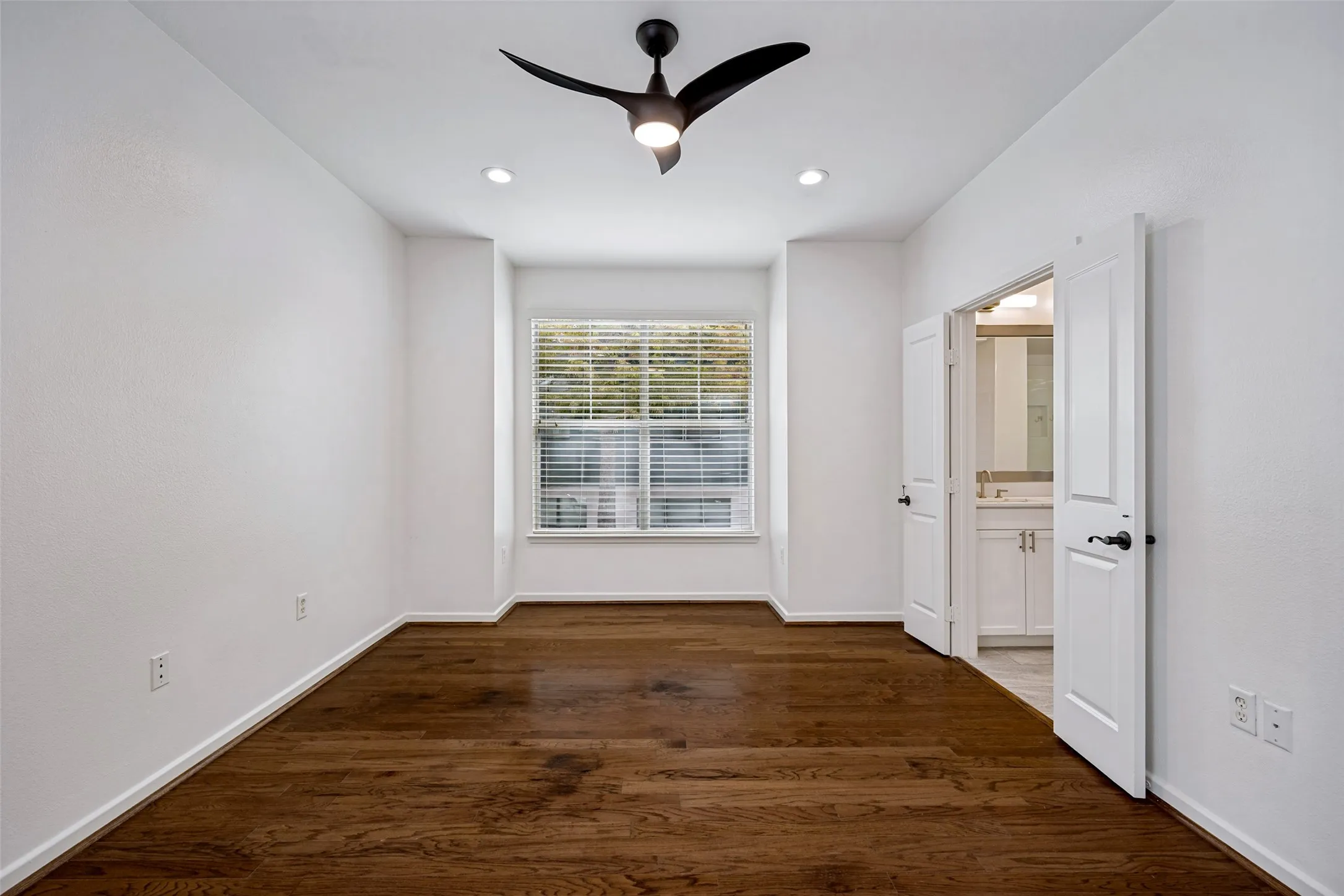 Townhouse For Sale in Dallas County , 1852 Summit Avenue, Dallas, Texas 75206, 2 Bedroom, 3 Bathroom, 2 Garage spaces, 1,454 Sqft, built in 2005, mls#21371572, Real Estate Agent in Dallas, Homes For Sale in Dallas county, Homes For Sale in Dallas, Realtor in Dallas Texas, Real Estate Brokerage Independent Realty Texas, Luminita Cordes Realtor